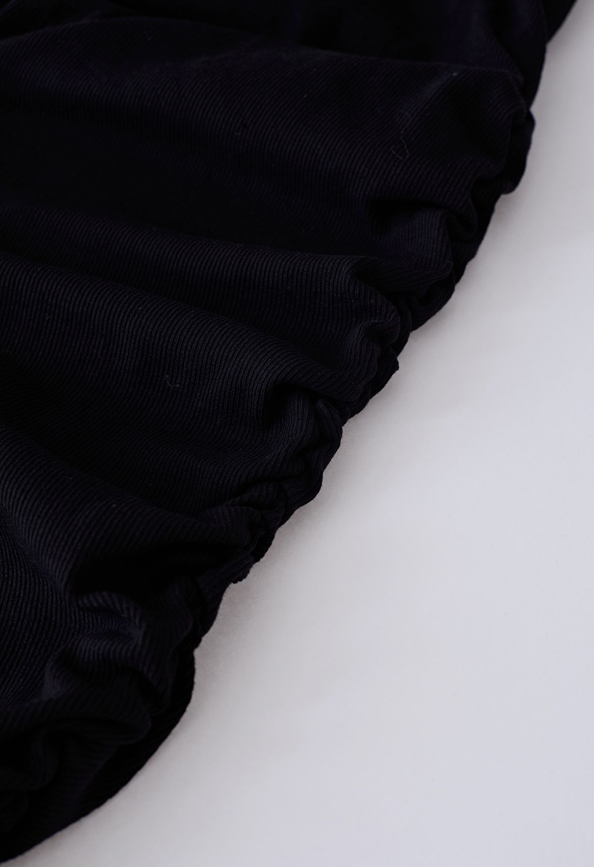 Vestido sin mangas con detalles fruncidos en negro sólido