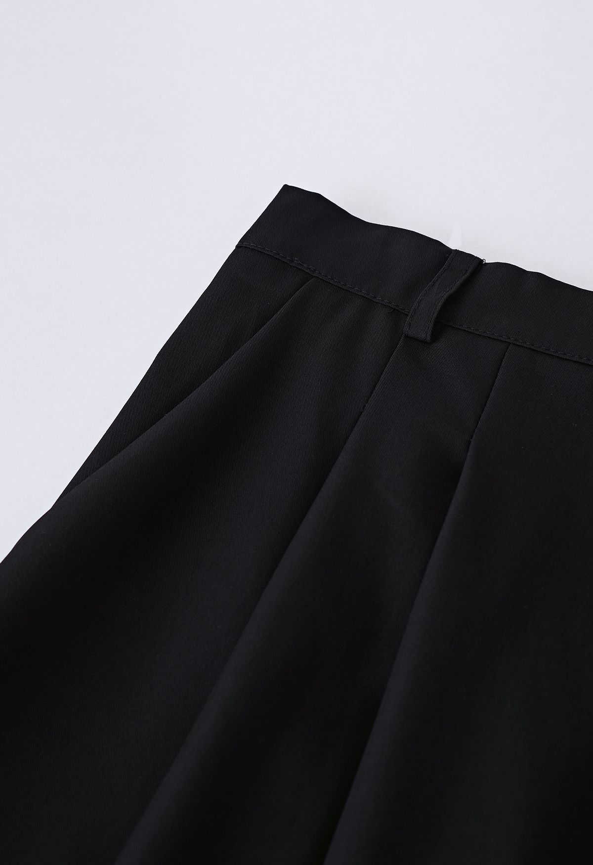 Shorts con bolsillos laterales con detalle plisado en negro