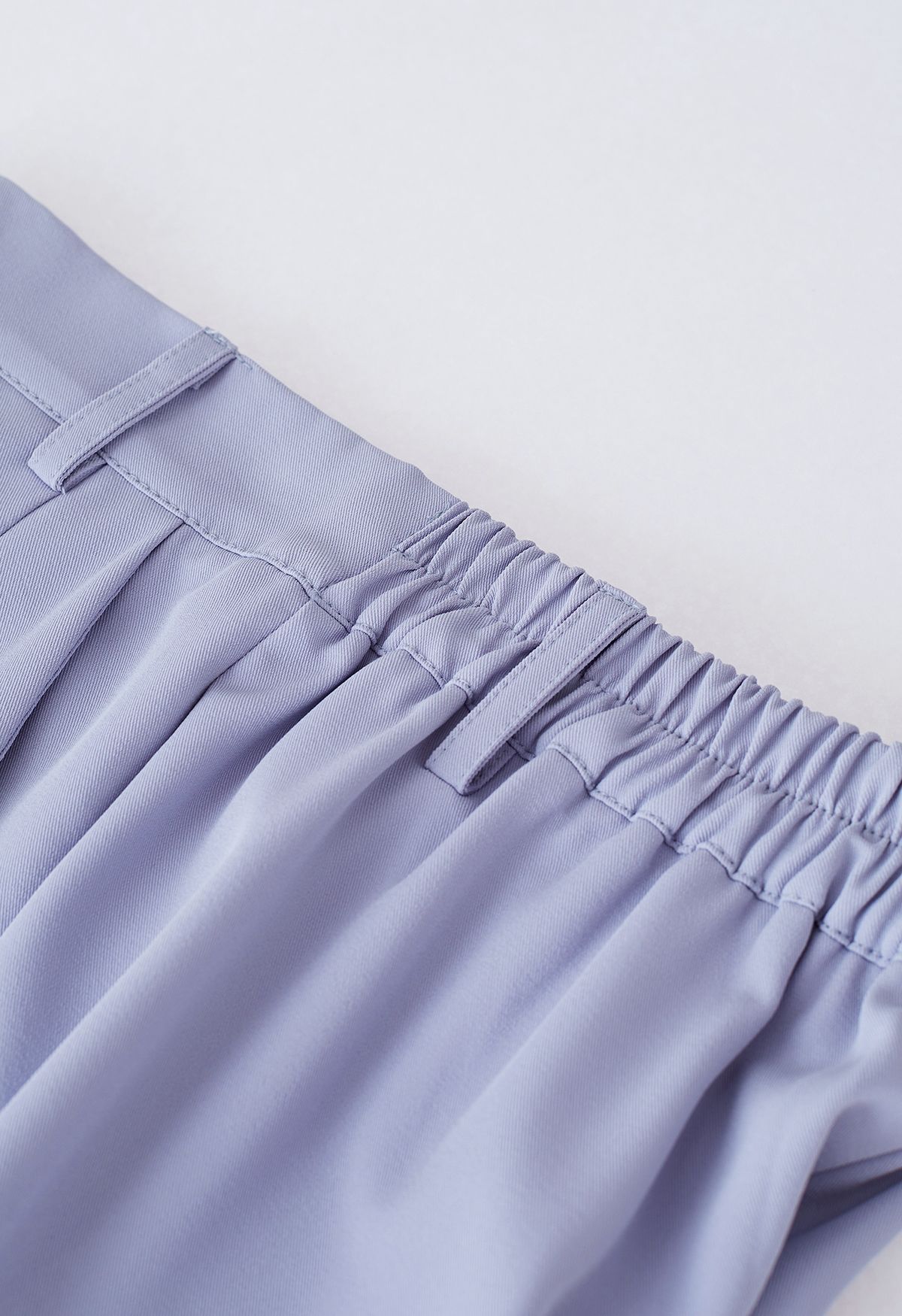 Shorts con bolsillos laterales con detalle plisado en azul