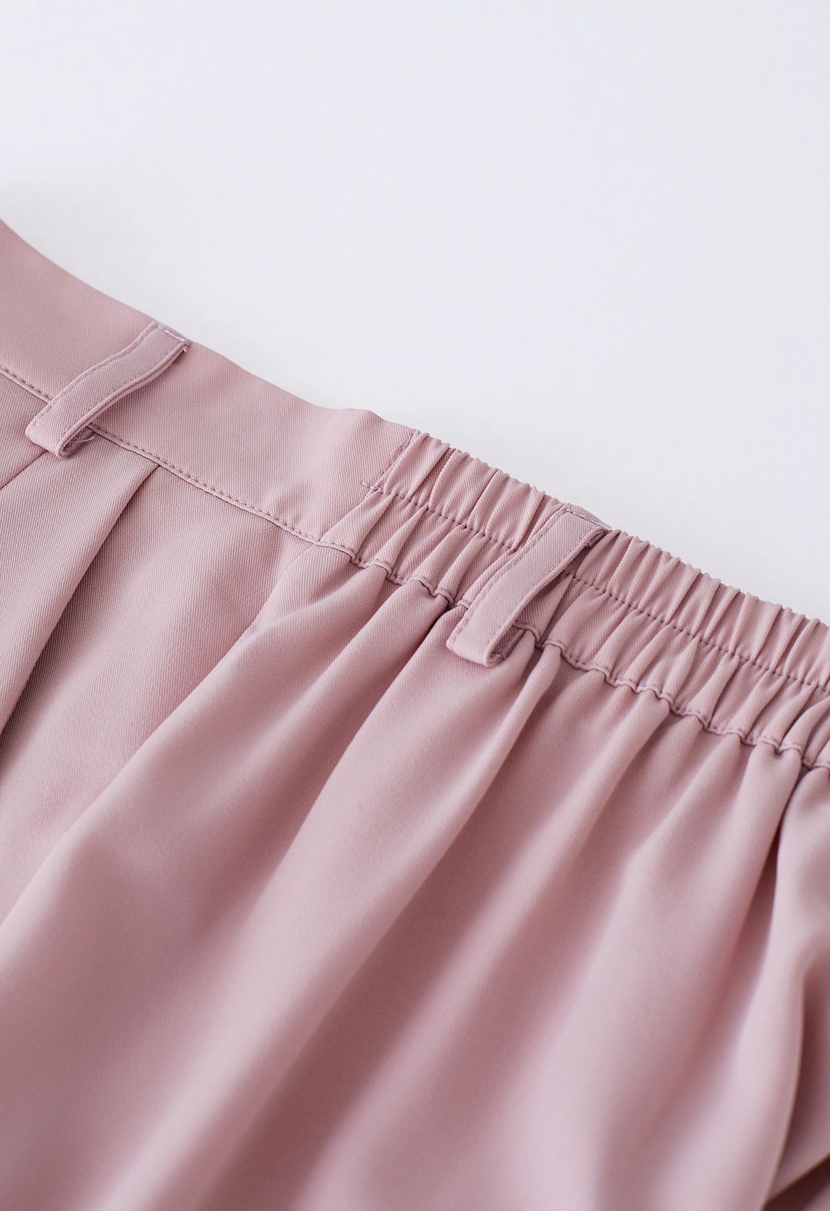 Shorts con bolsillos laterales y detalles plisados en rosa
