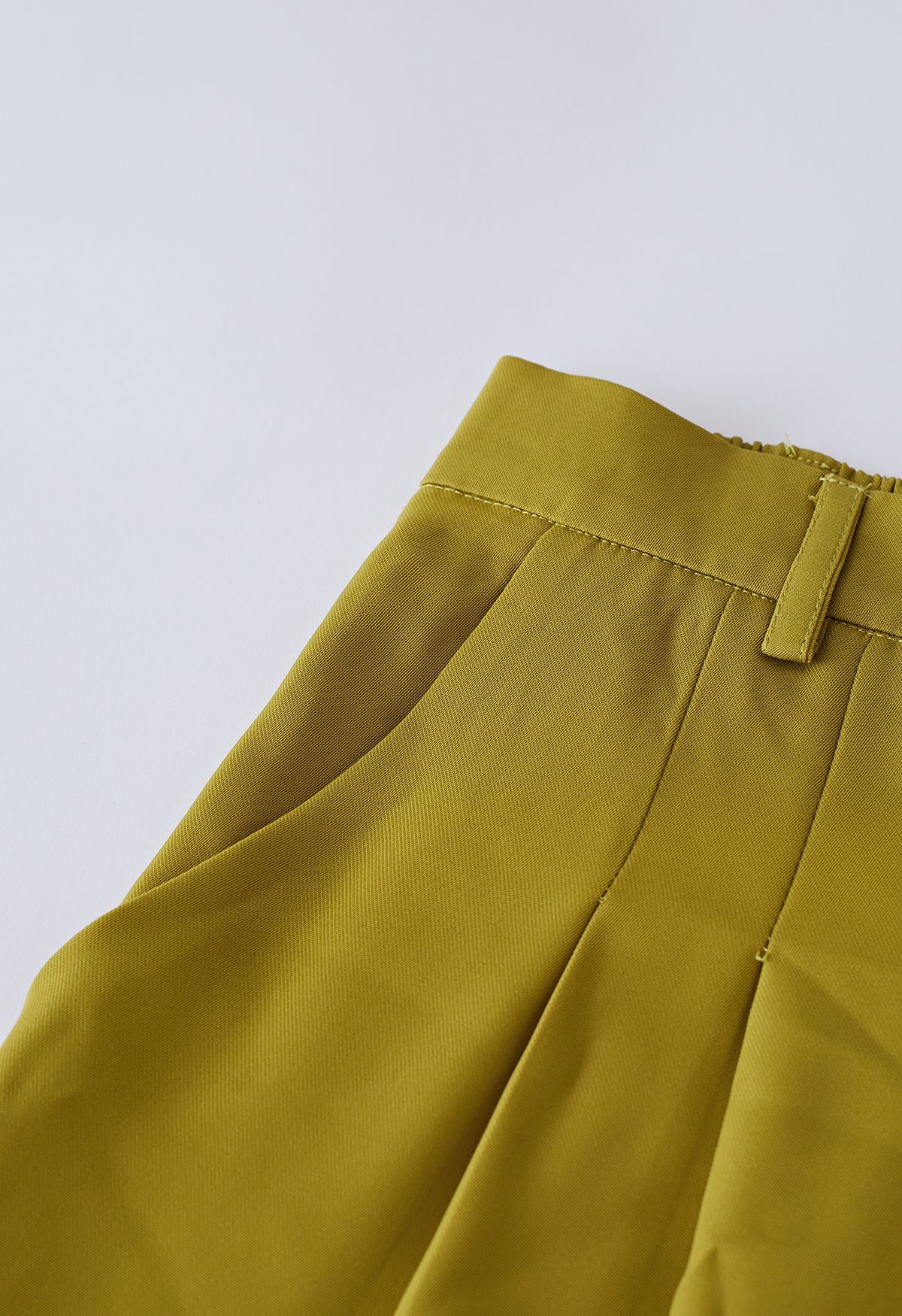 Pantalones rectos con detalle de pliegues en verde musgo