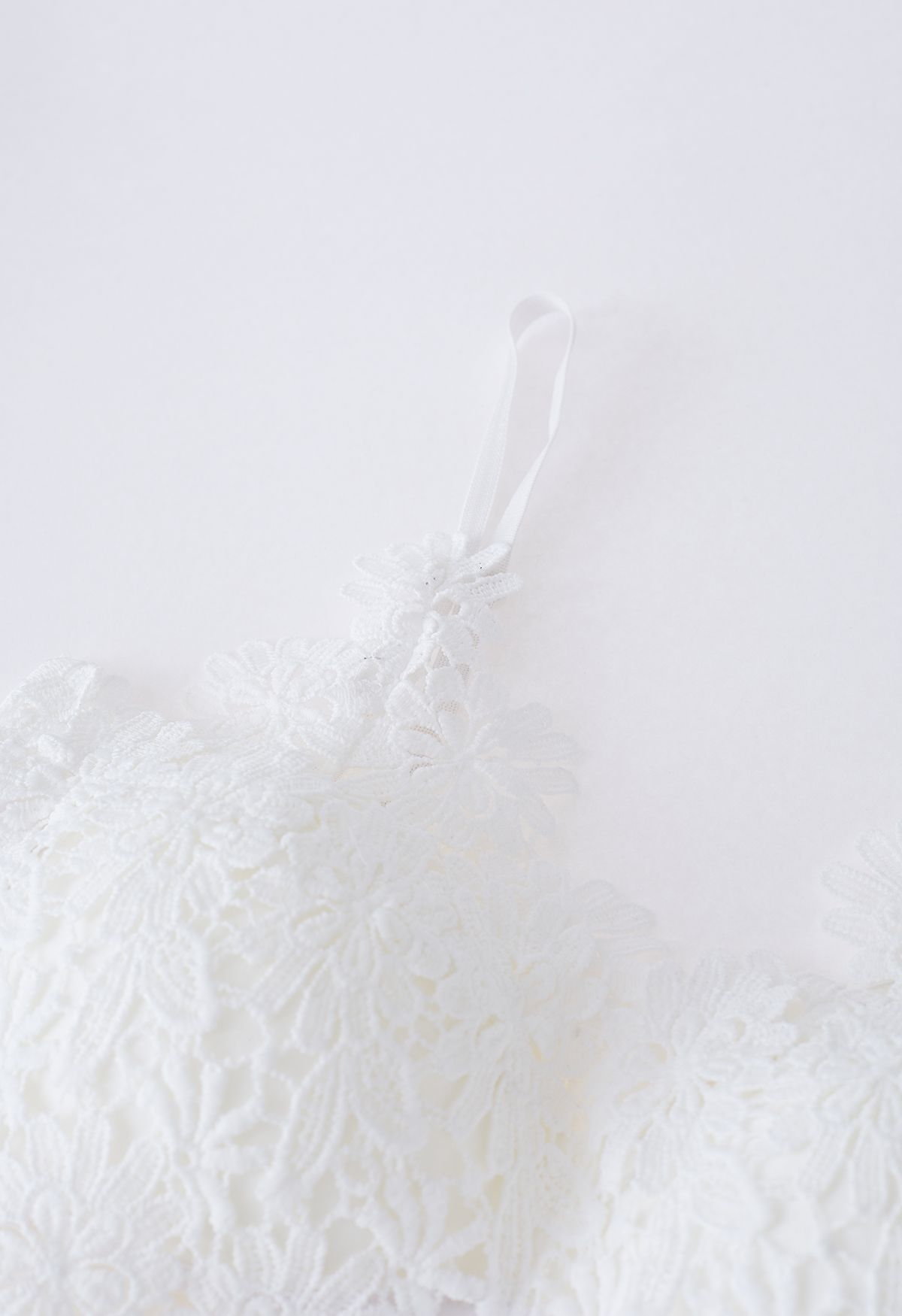 Sujetador de ganchillo floral exquisito en blanco