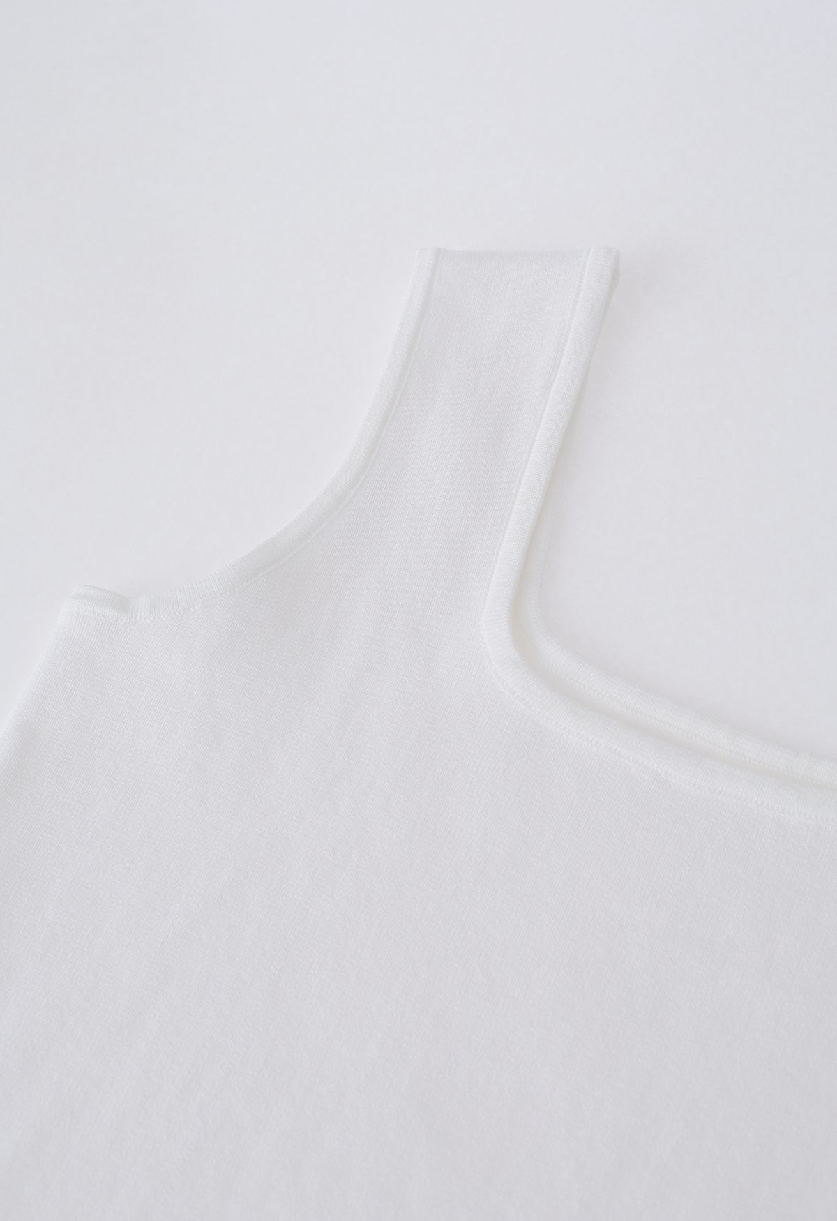 Camiseta sin mangas de punto con cuello cuadrado elegante en blanco
