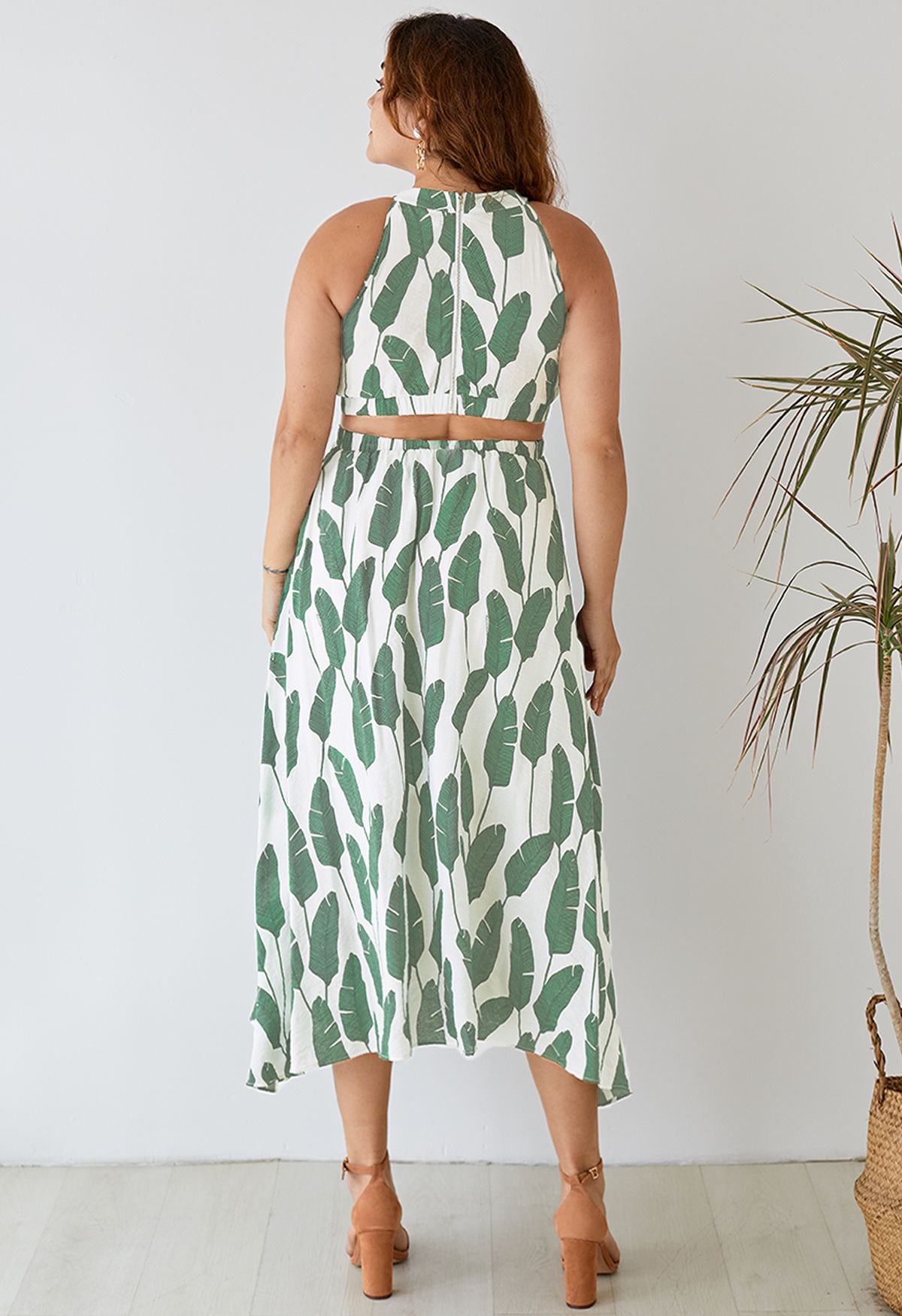 Vestido largo con cuello halter y estampado de hojas de palma de verano en verde