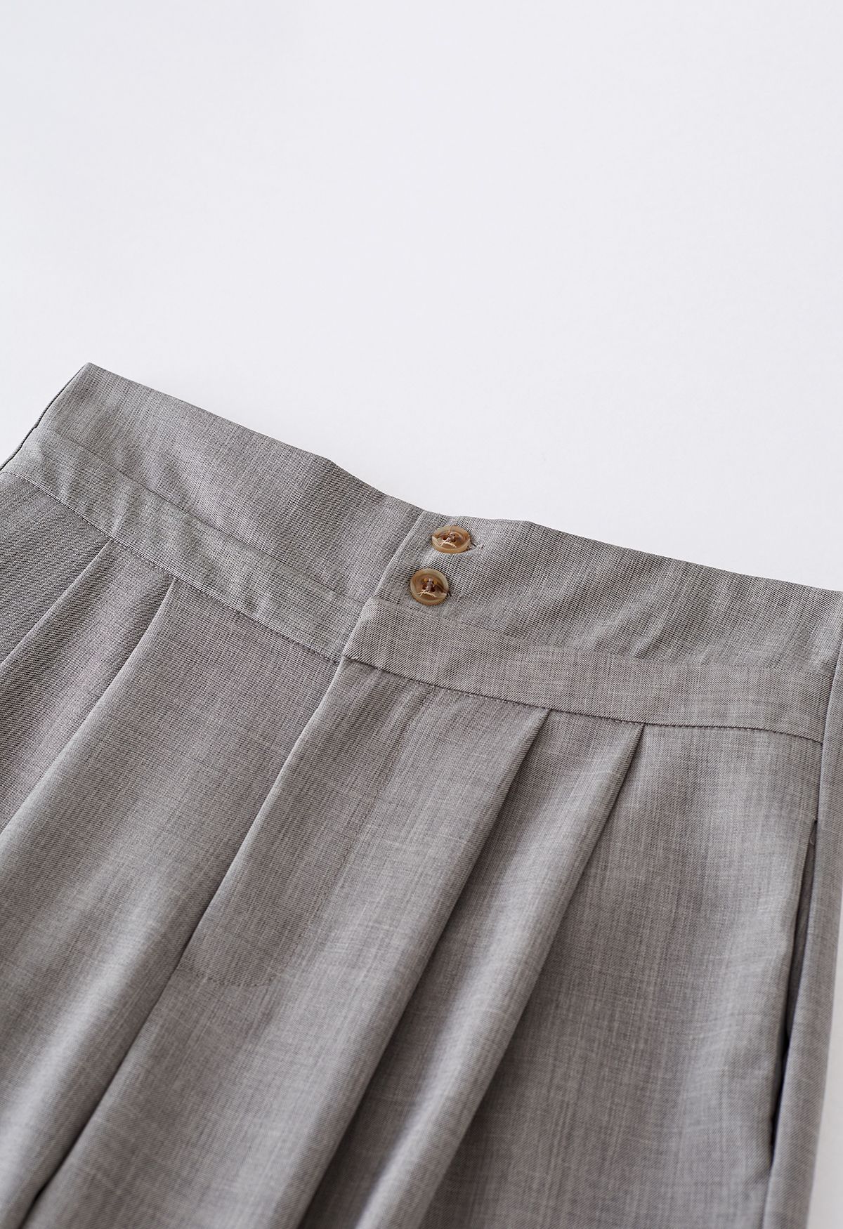Pantalones de pernera ancha con pliegues sutiles en gris