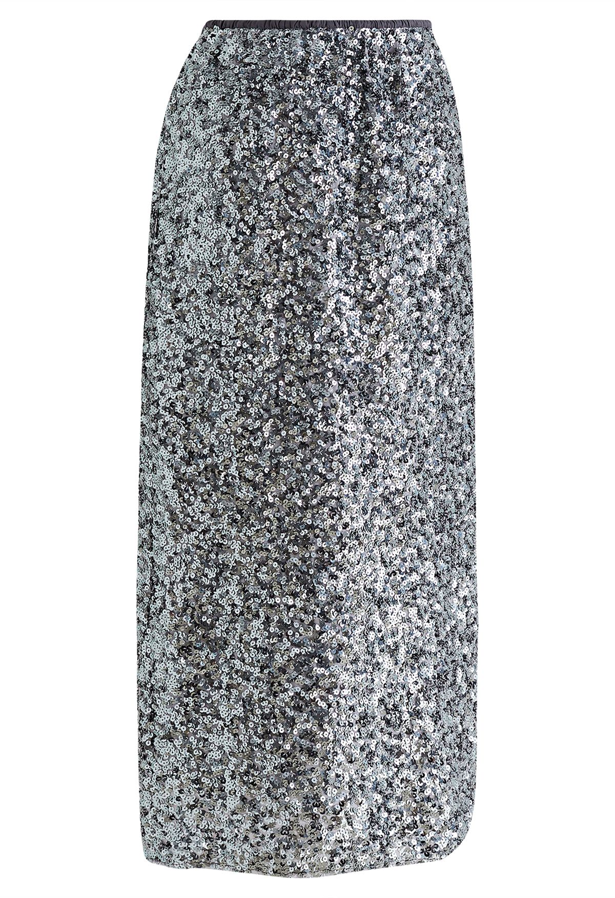 Falda lápiz adornada con lentejuelas iridiscentes en plata