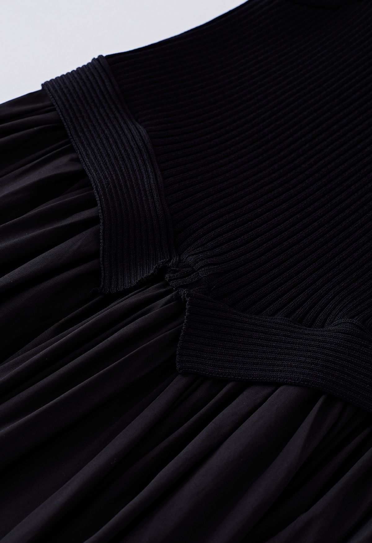 Vestido de punto empalmado con escote recortado en negro