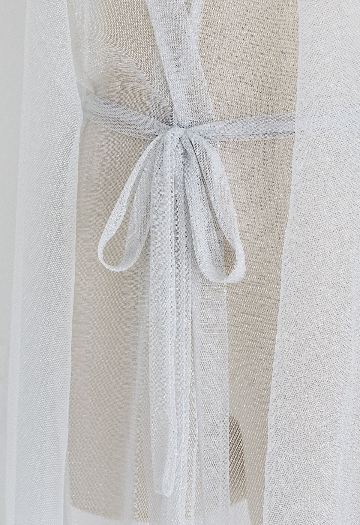 Kimono con vuelo de tul brillante en blanco