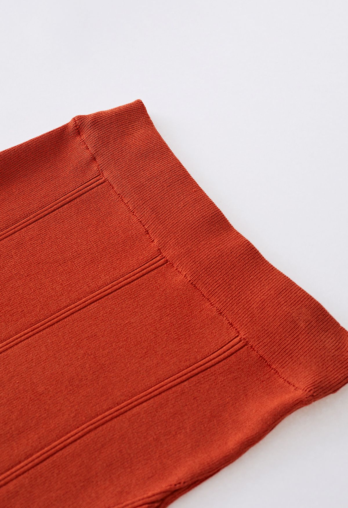 Conjunto de top de punto con cintura anudada y falda lápiz en naranja