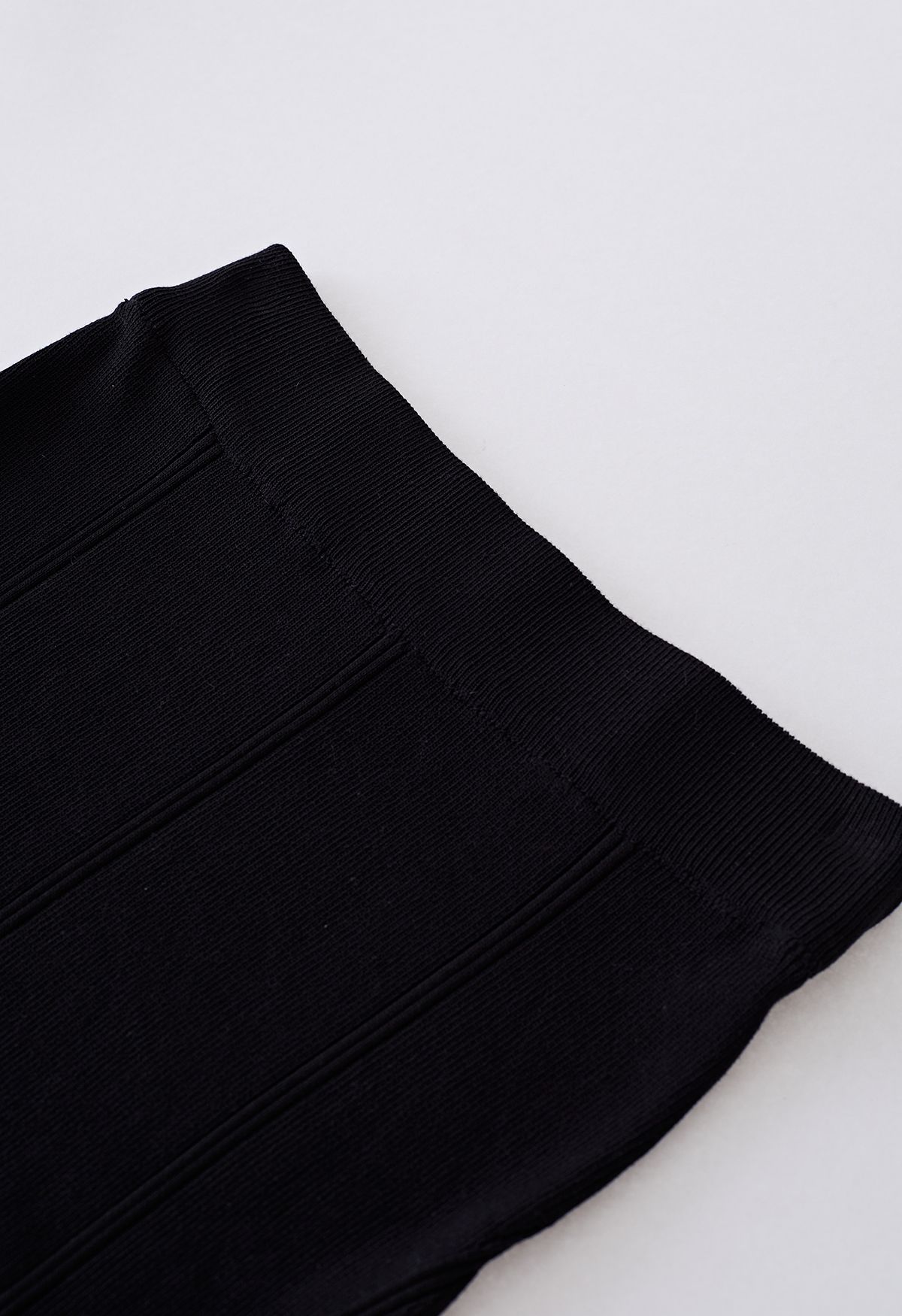 Conjunto de top de punto con cintura anudada y falda lápiz en negro