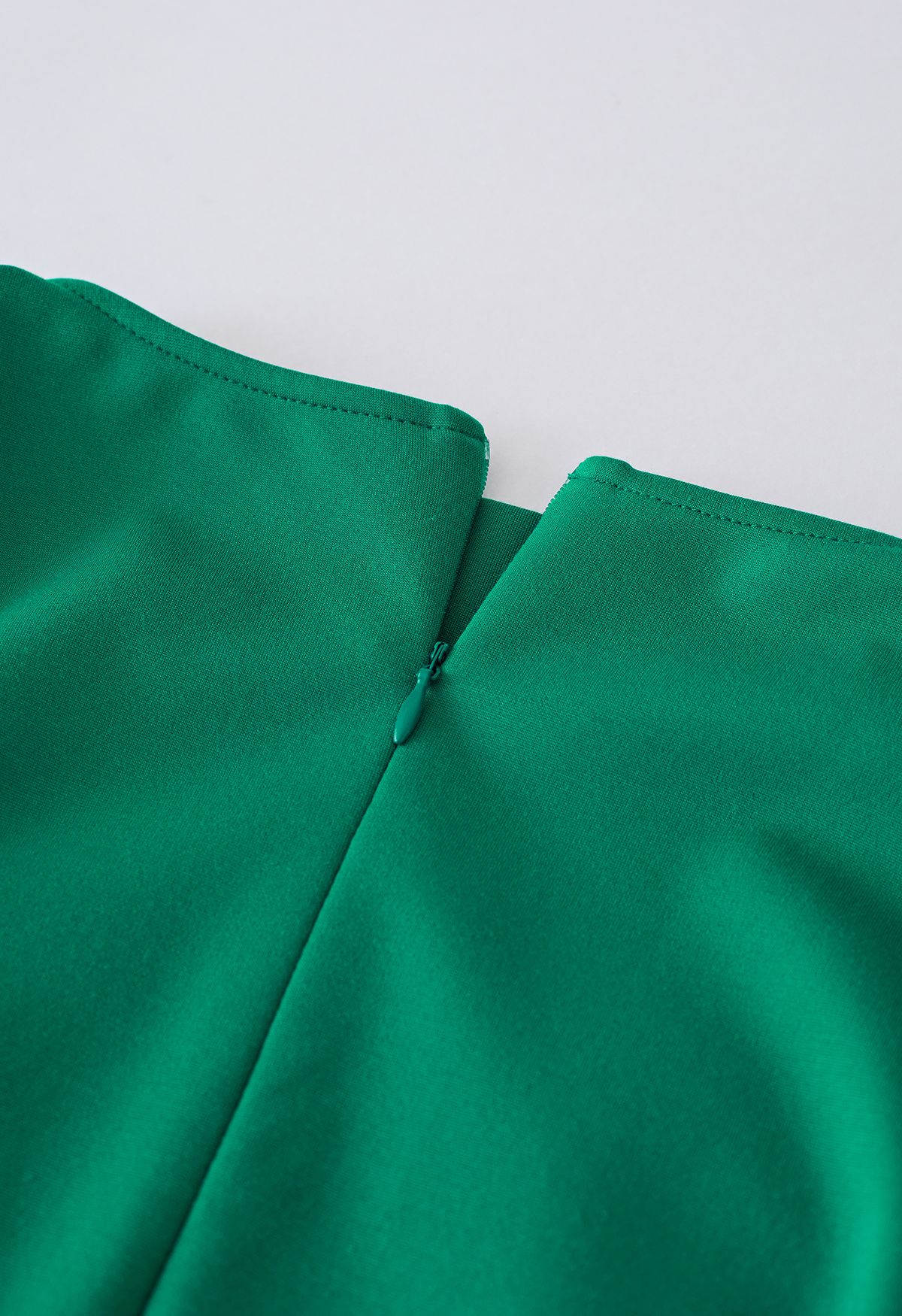 Vestido sin mangas con cuello drapeado y cintura fruncida en verde
