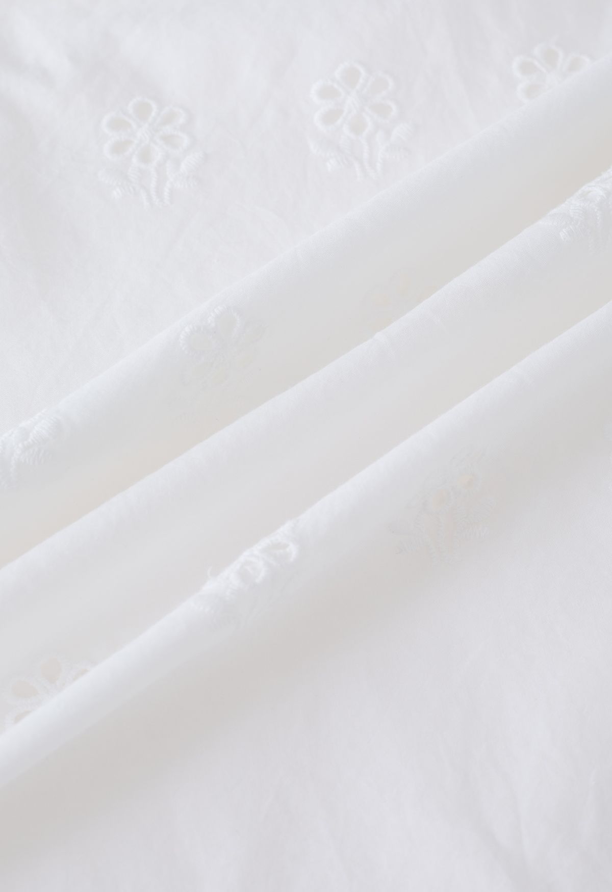Falda larga con abertura lateral y ojales bordados en blanco