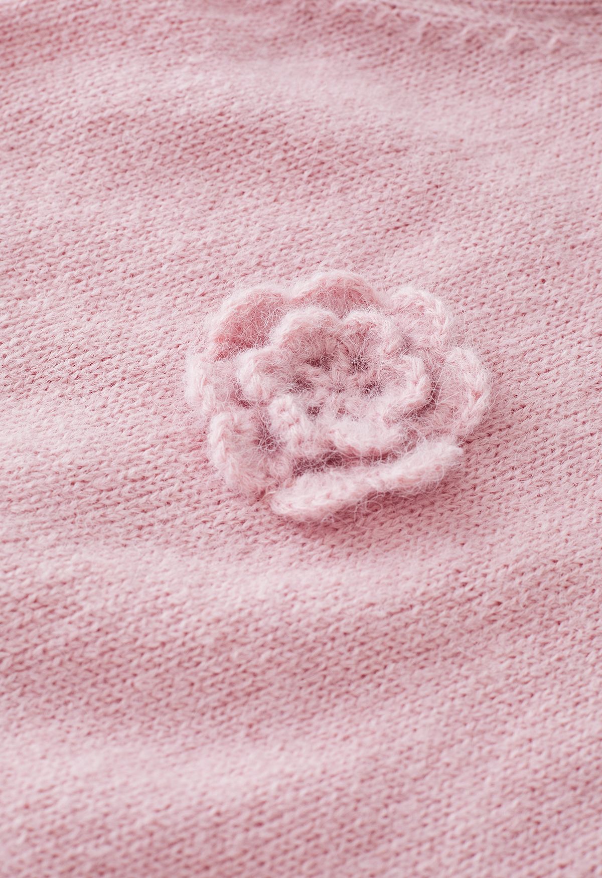 Top de punto con ribete de flores de ganchillo en rosa