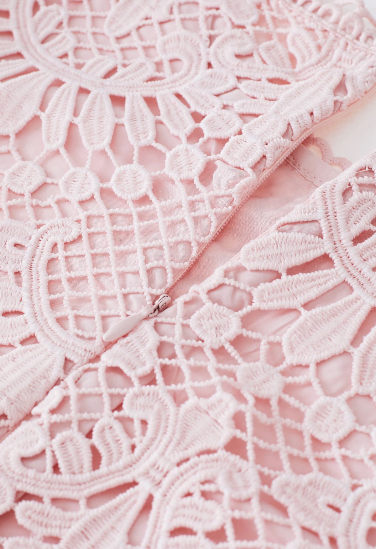 Top de ganchillo con manga de burbuja y borde festoneado en rosa