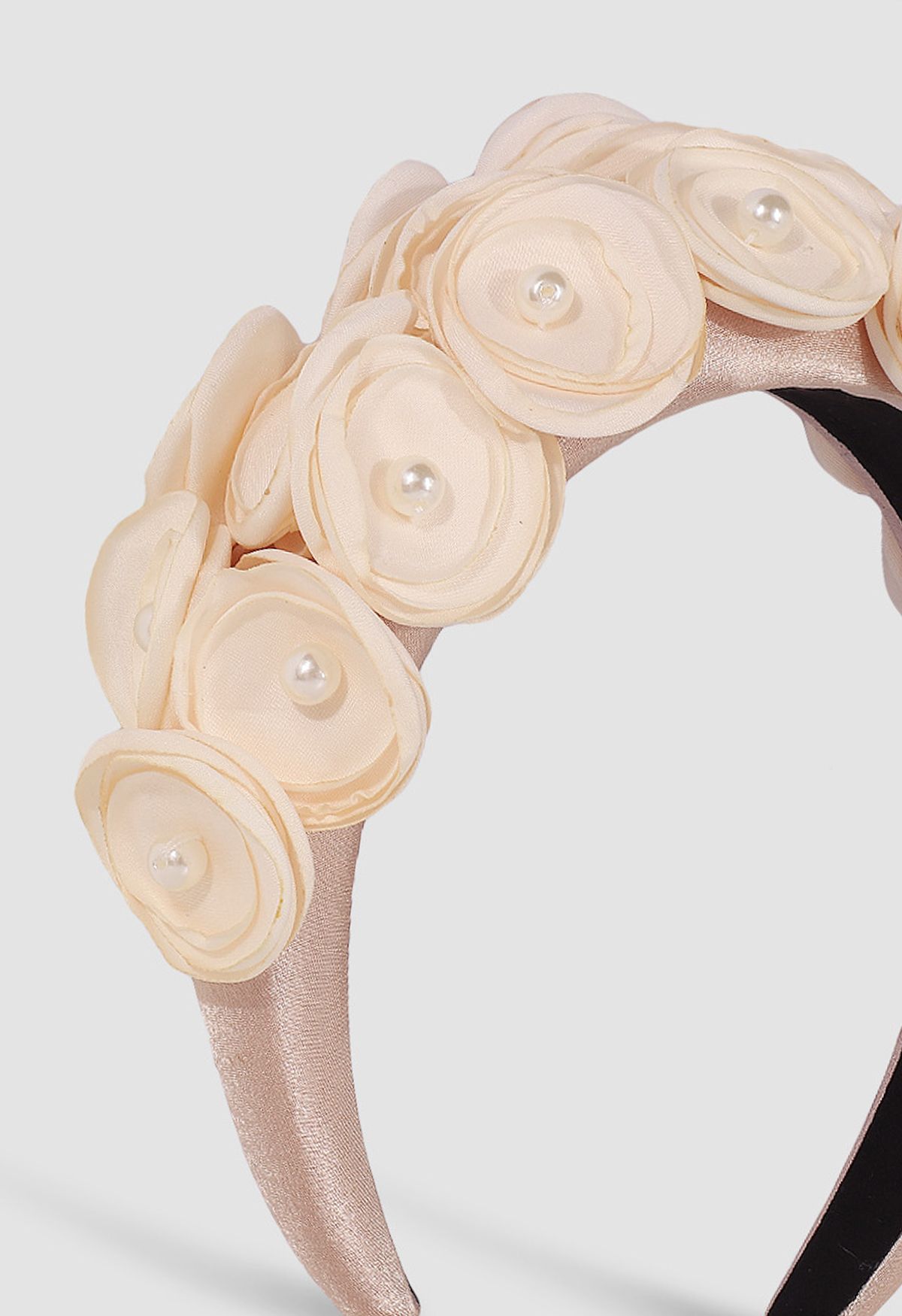 Elegante diadema de perlas con flores en 3D