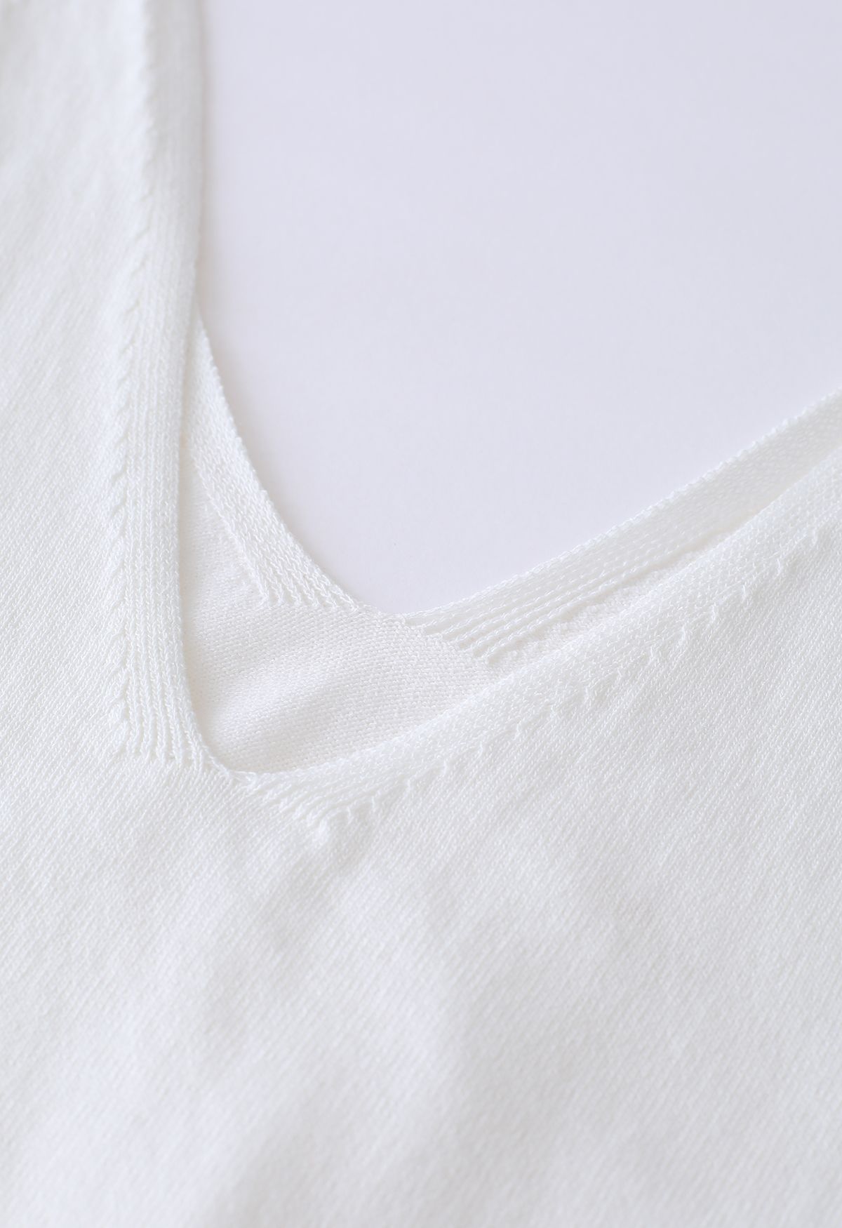 Camiseta sin mangas con cuello en V y hombros anudados en blanco