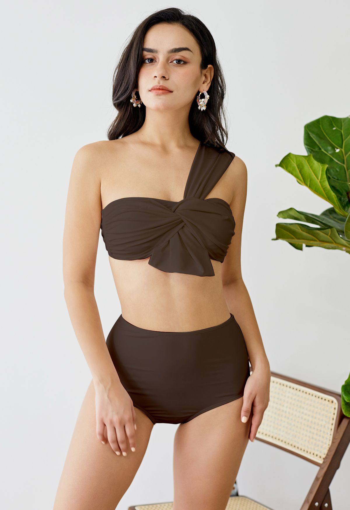 Conjunto de bikini con un solo hombro dulce nudo en marrón