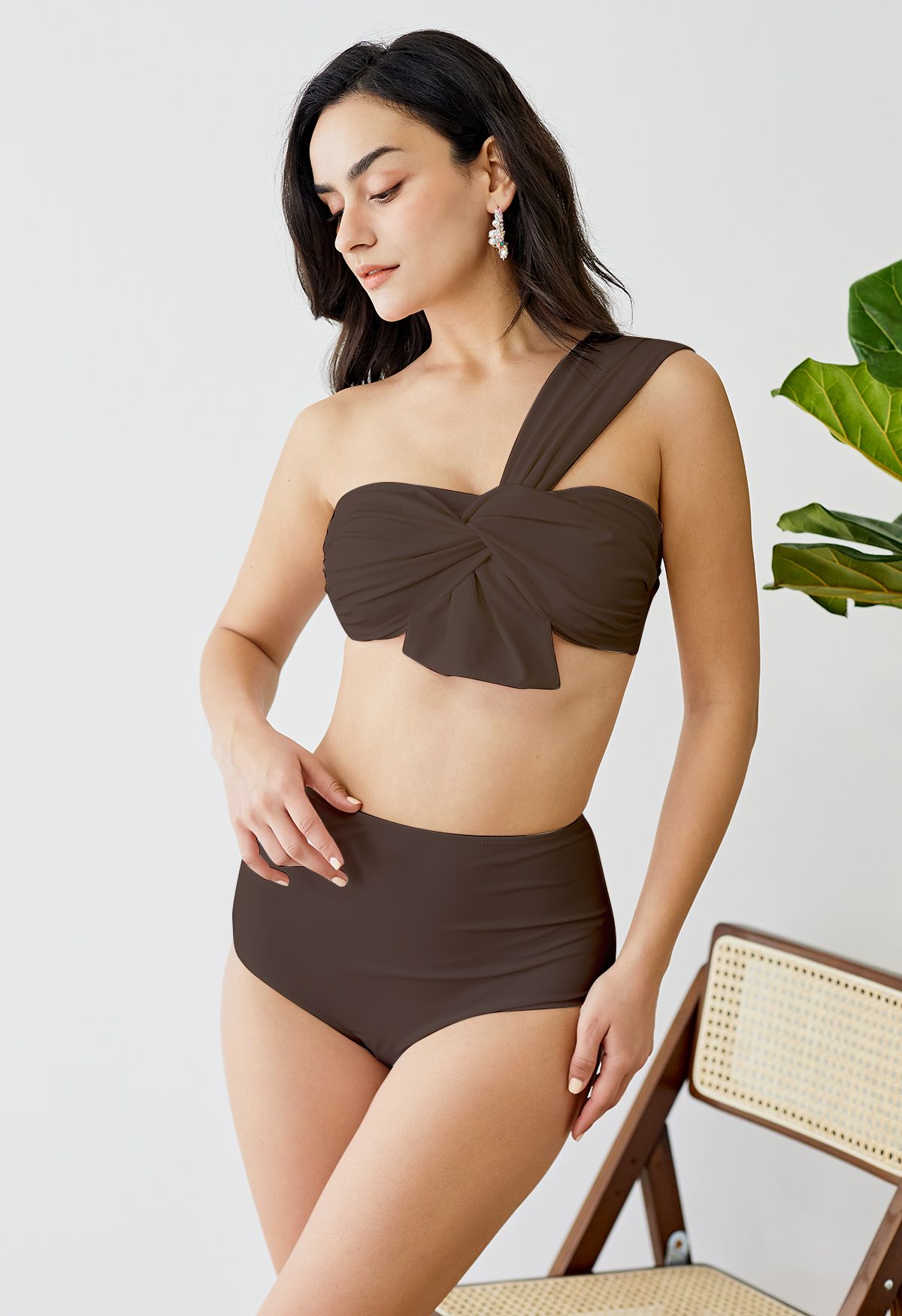 Conjunto de bikini con un solo hombro dulce nudo en marrón
