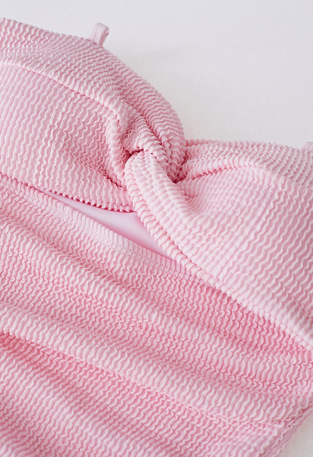 Bañador con textura ondulada recortada retorcida en rosa