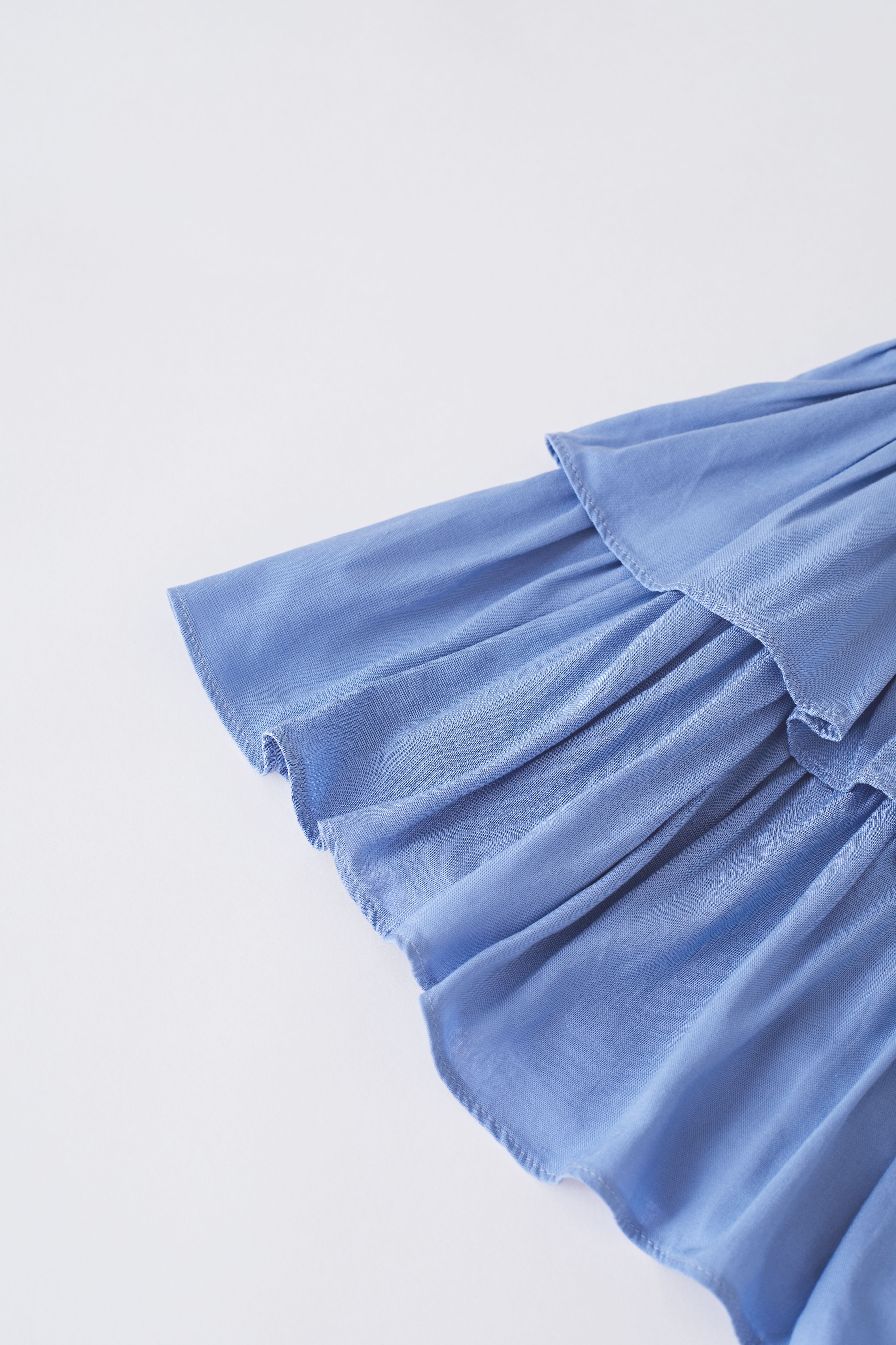 Minifalda con cintura fruncida y volantes escalonados en azul