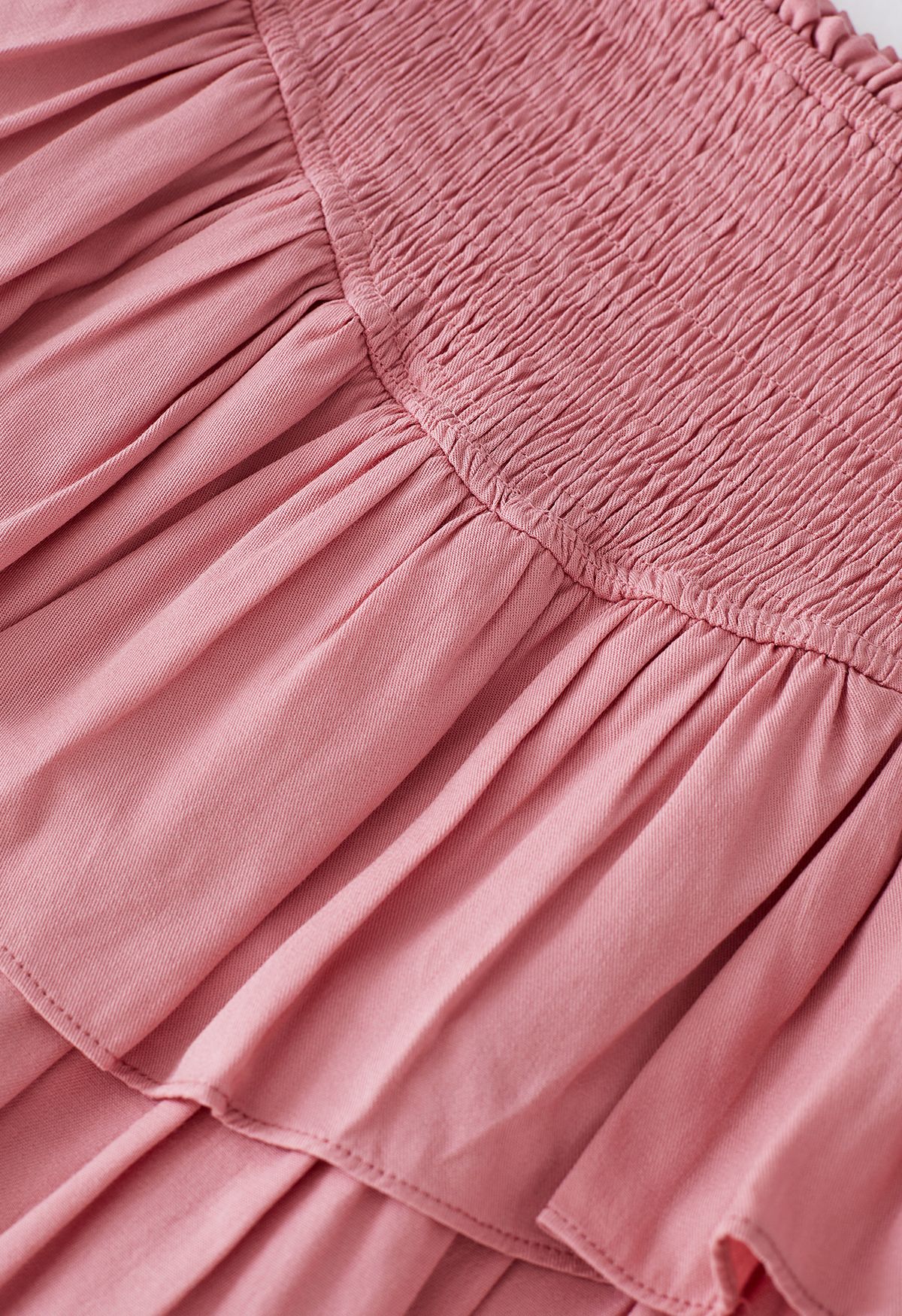 Minifalda con cintura fruncida y volantes escalonados en rosa
