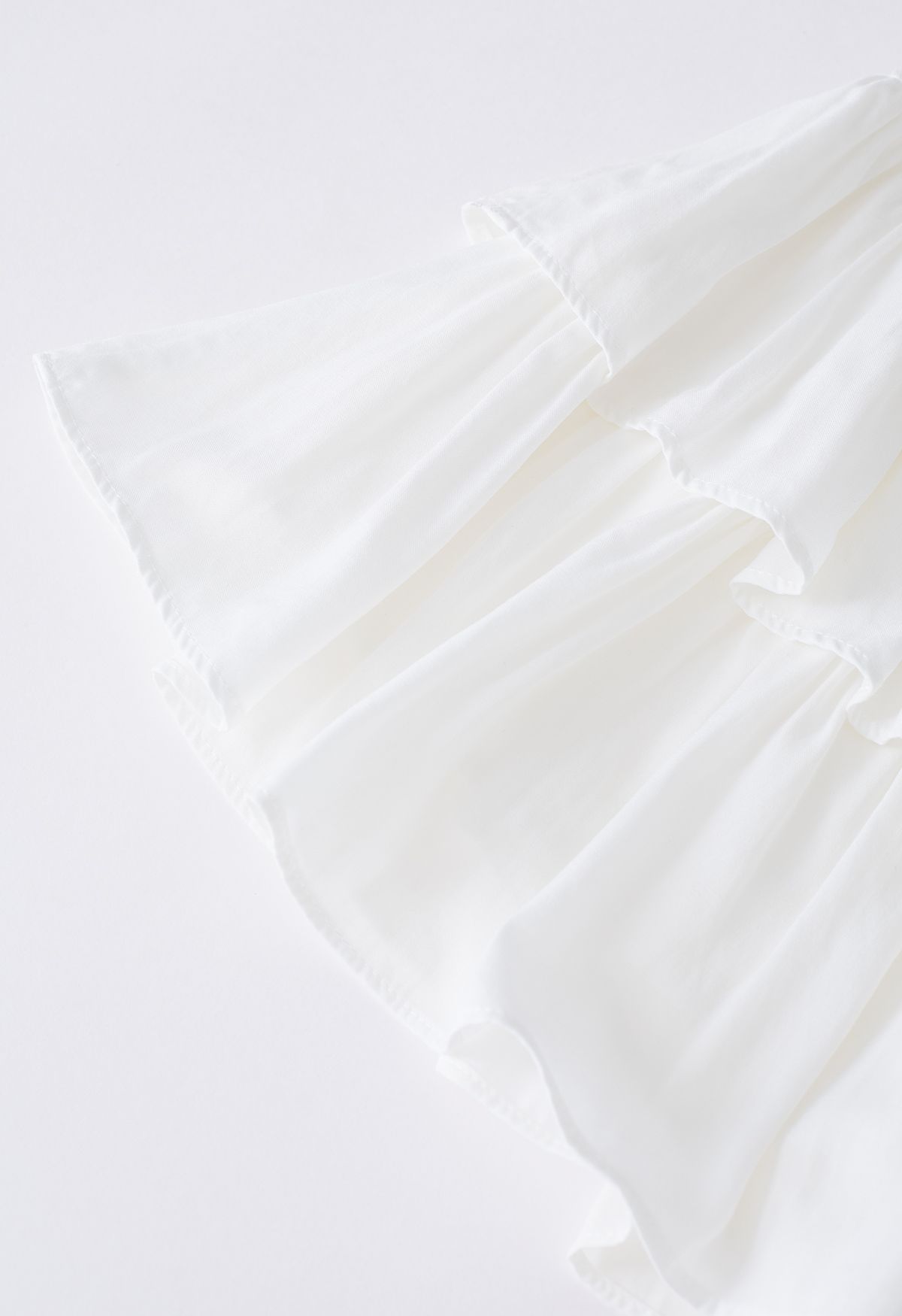 Minifalda con cintura fruncida y volantes escalonados en blanco