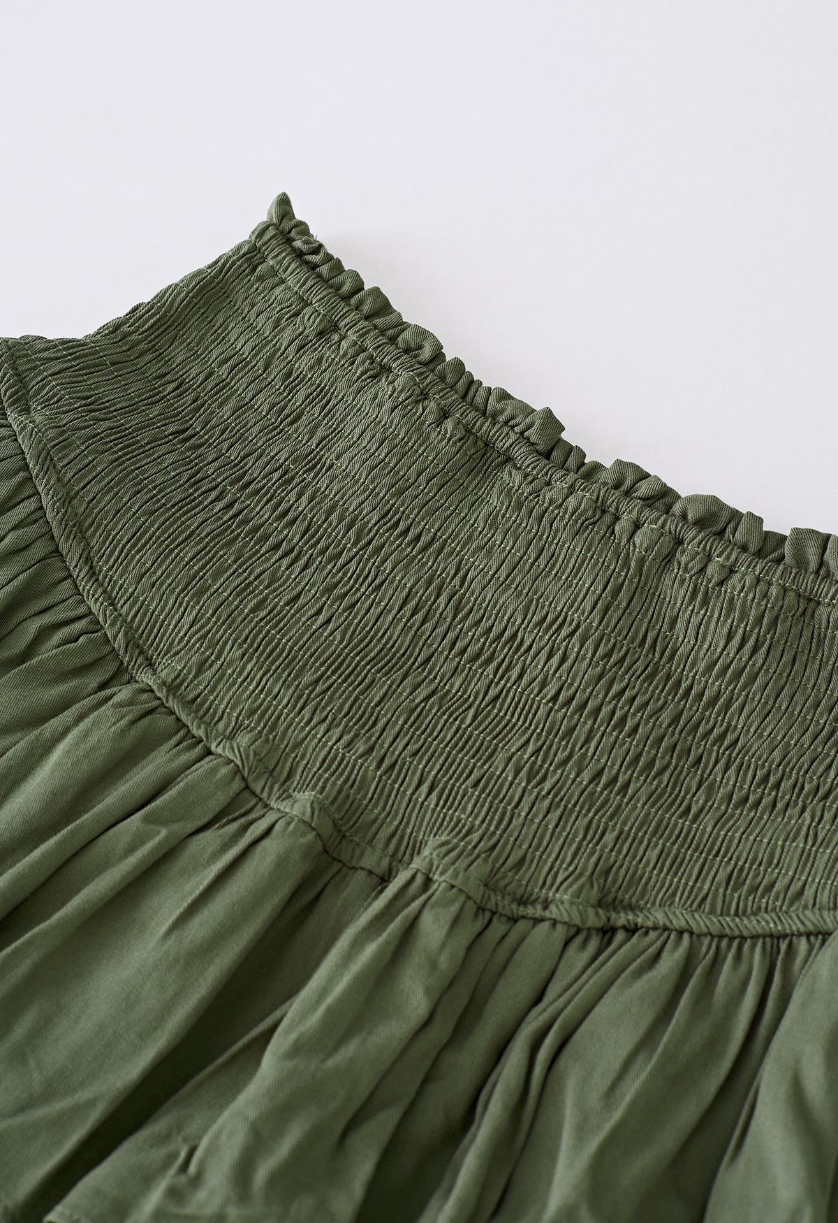 Minifalda de cintura fruncida con volantes escalonados en verde oliva