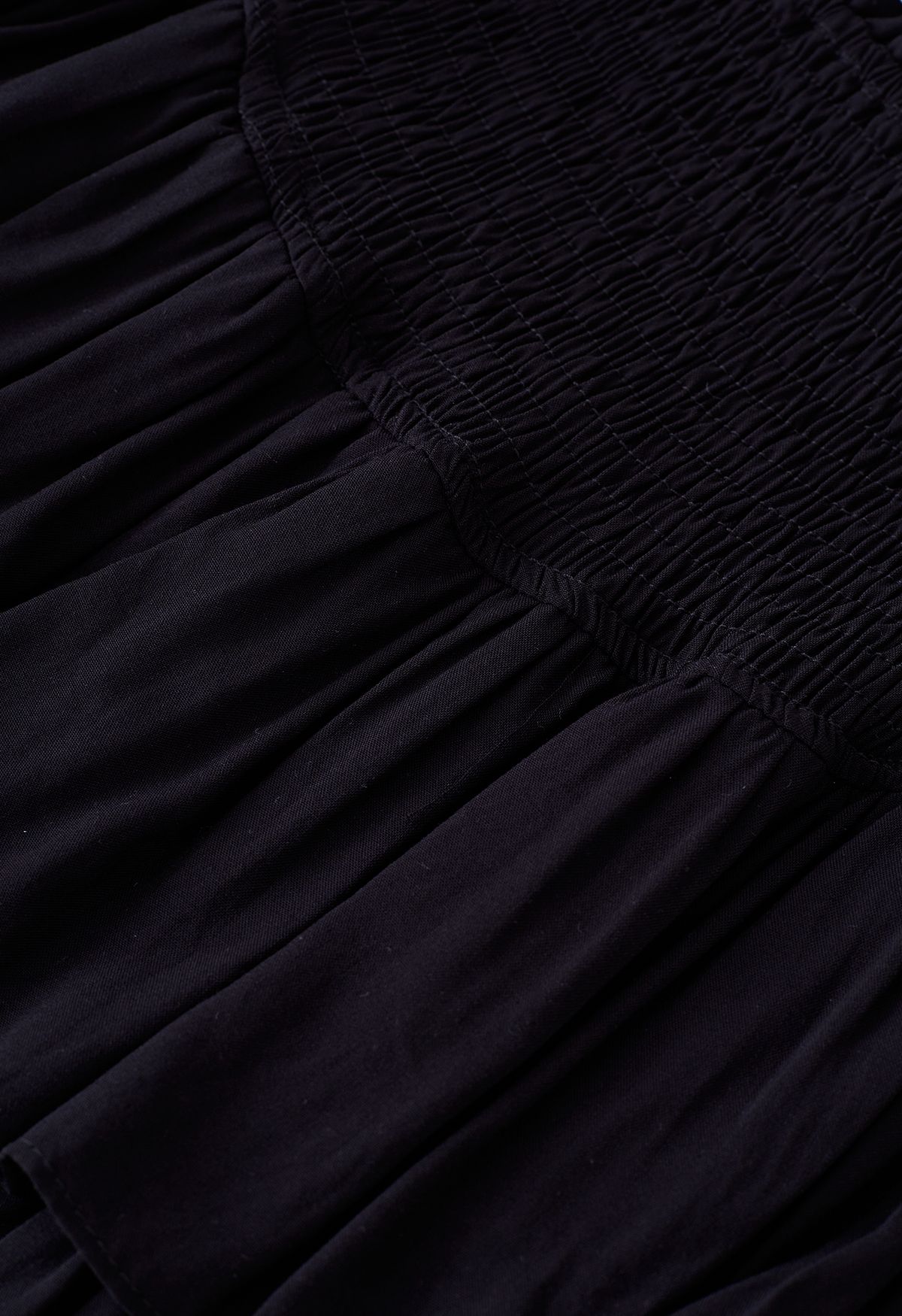 Minifalda con cintura fruncida y volantes escalonados en negro