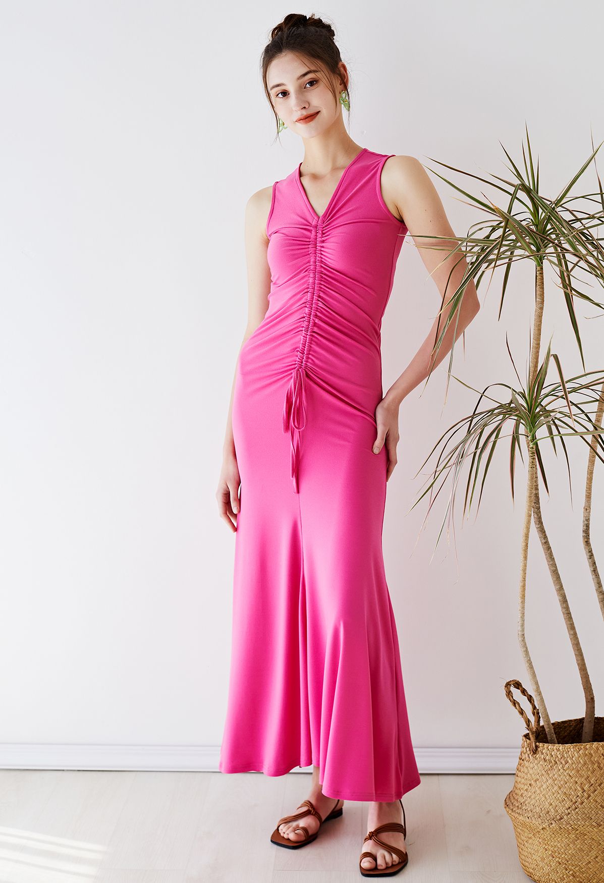 Vestido sin mangas fruncido con cordón y cuello en V en rosa intenso