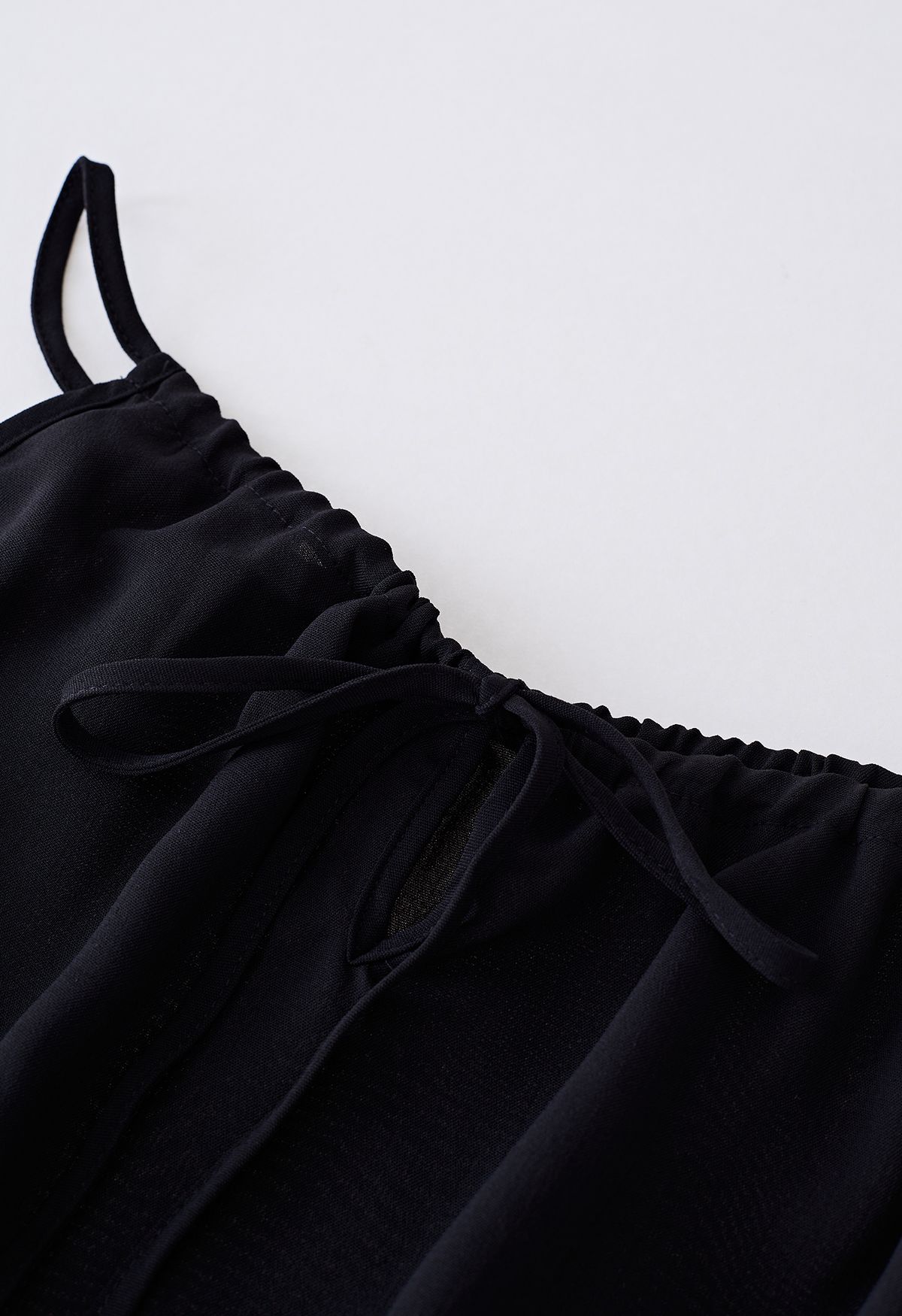 Vestido plisado con cuello halter y cintura anudada en negro
