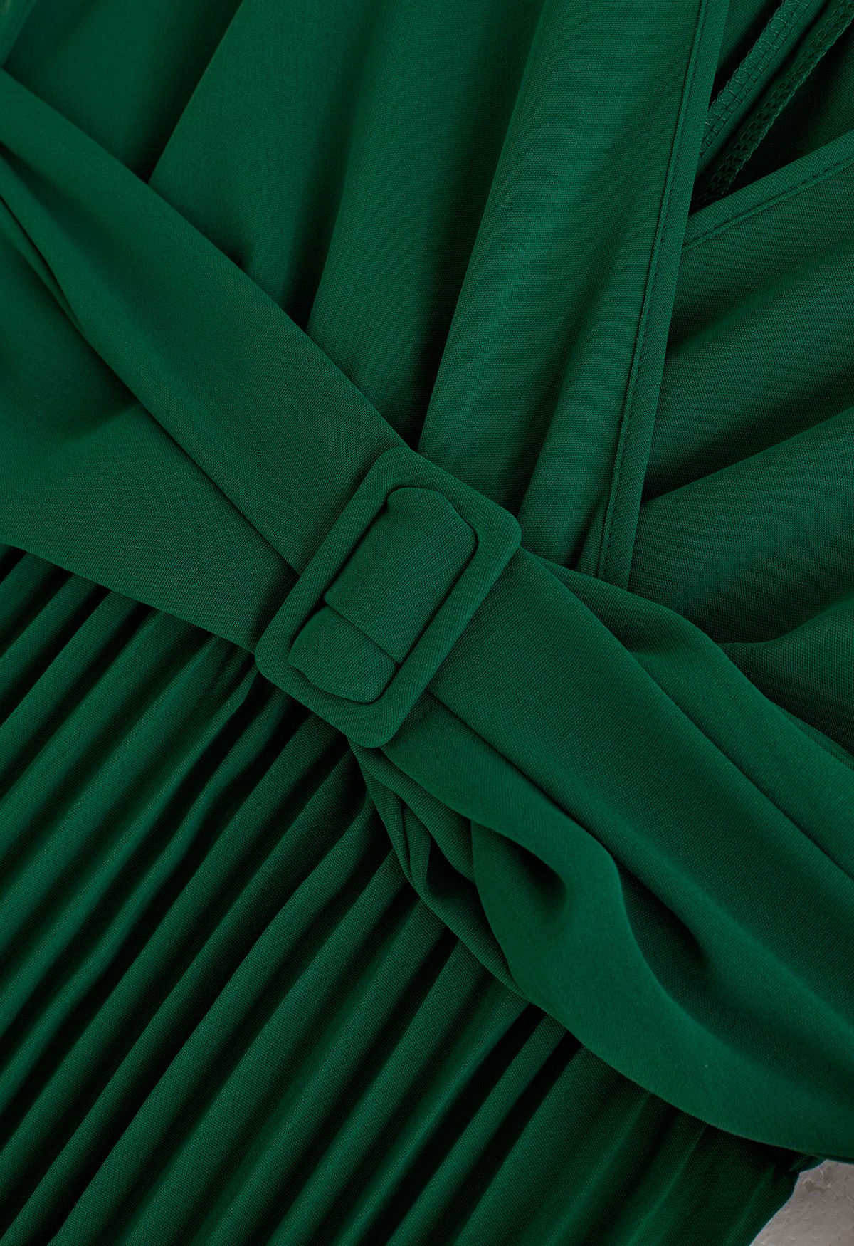 Vestido cruzado sin mangas plisado adornado con fajín en verde