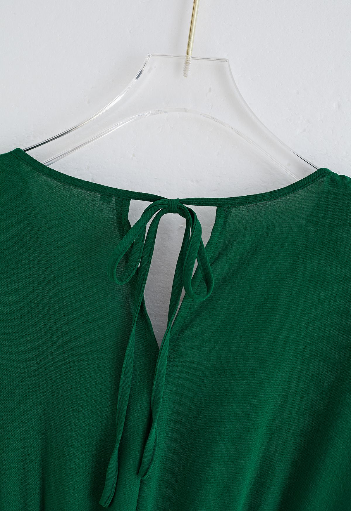 Vestido cruzado sin mangas plisado adornado con fajín en verde