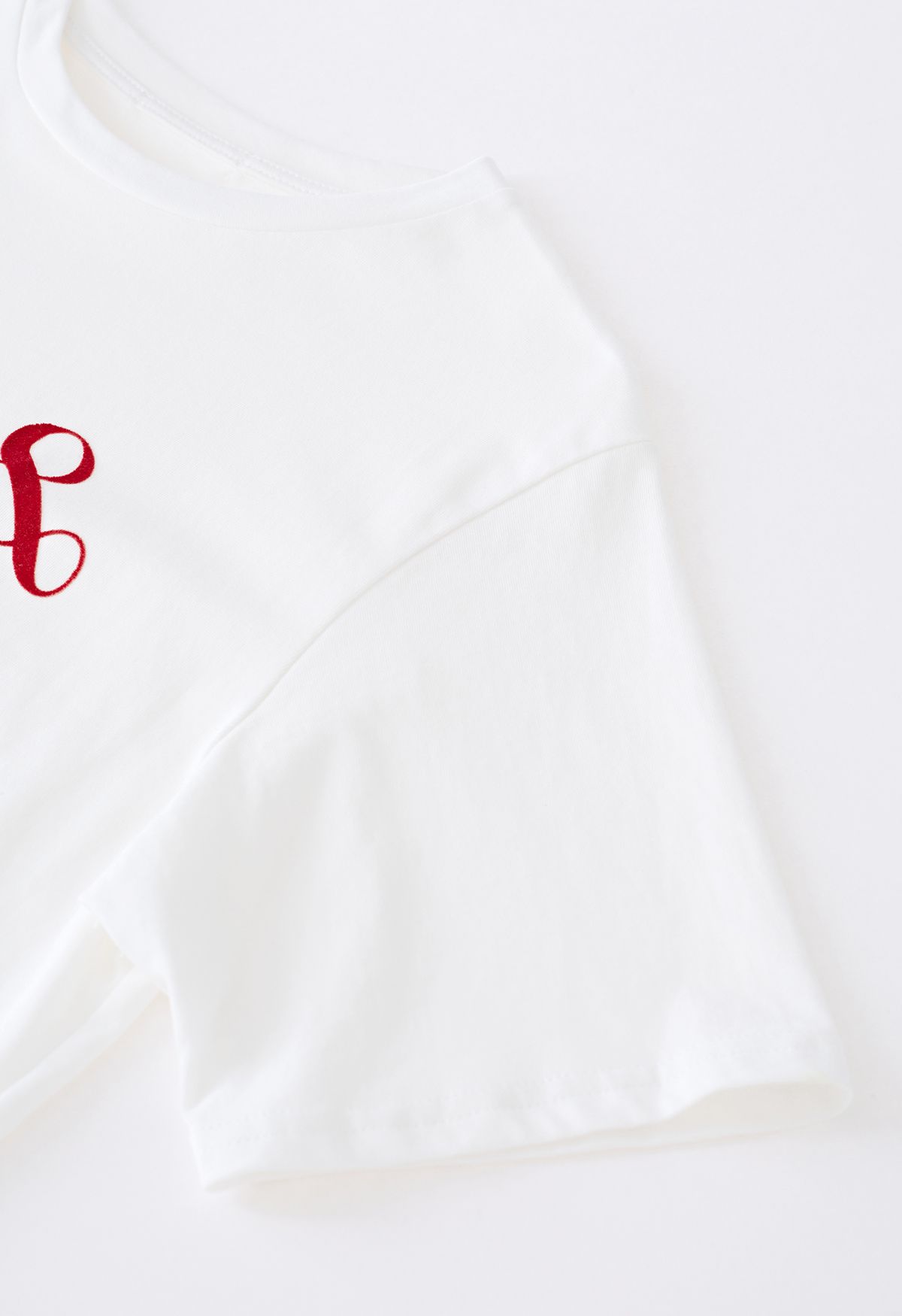 Camiseta de cuello redondo con letras de terciopelo en blanco