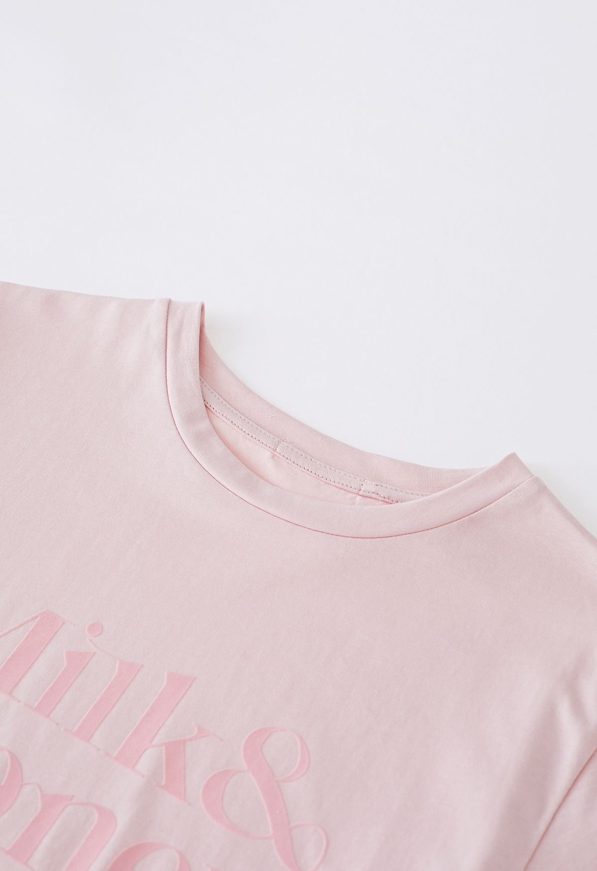 Camiseta de cuello redondo con letras de terciopelo en rosa