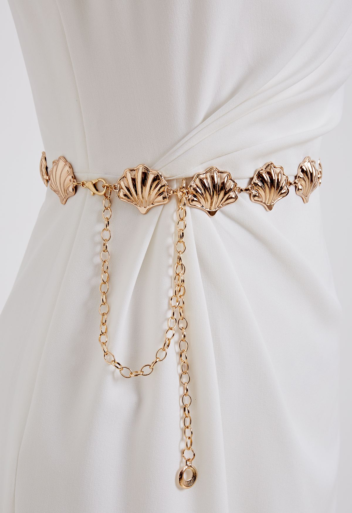 Elegante cinturón de cadena de conchas marinas doradas