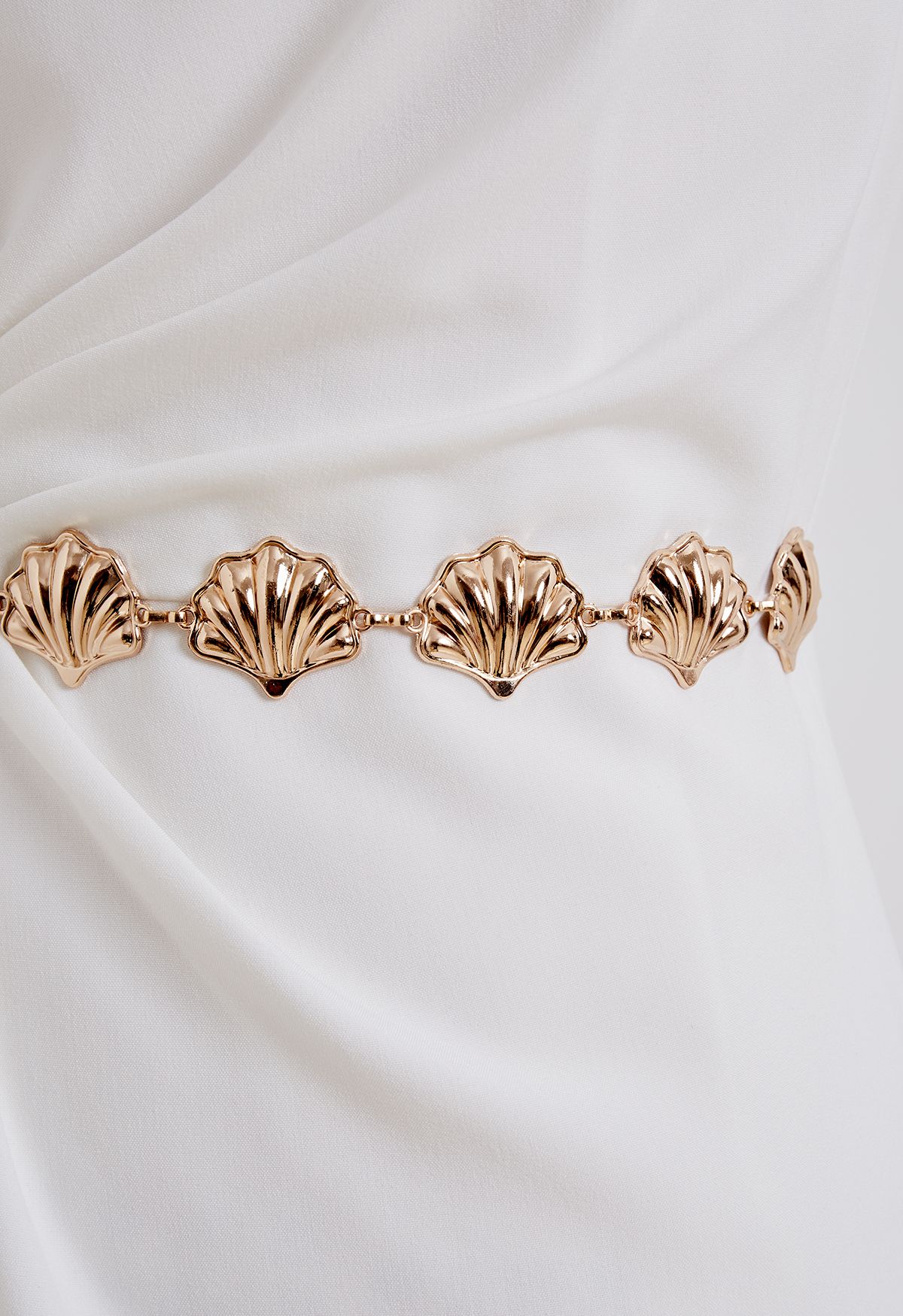Elegante cinturón de cadena de conchas marinas doradas