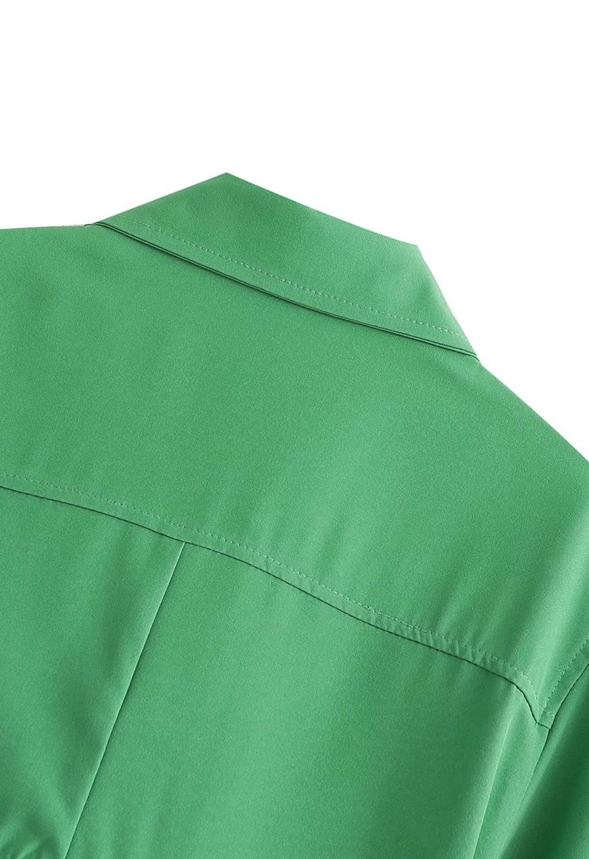 Vestido camisero fruncido lateral con abertura en la cintura en verde