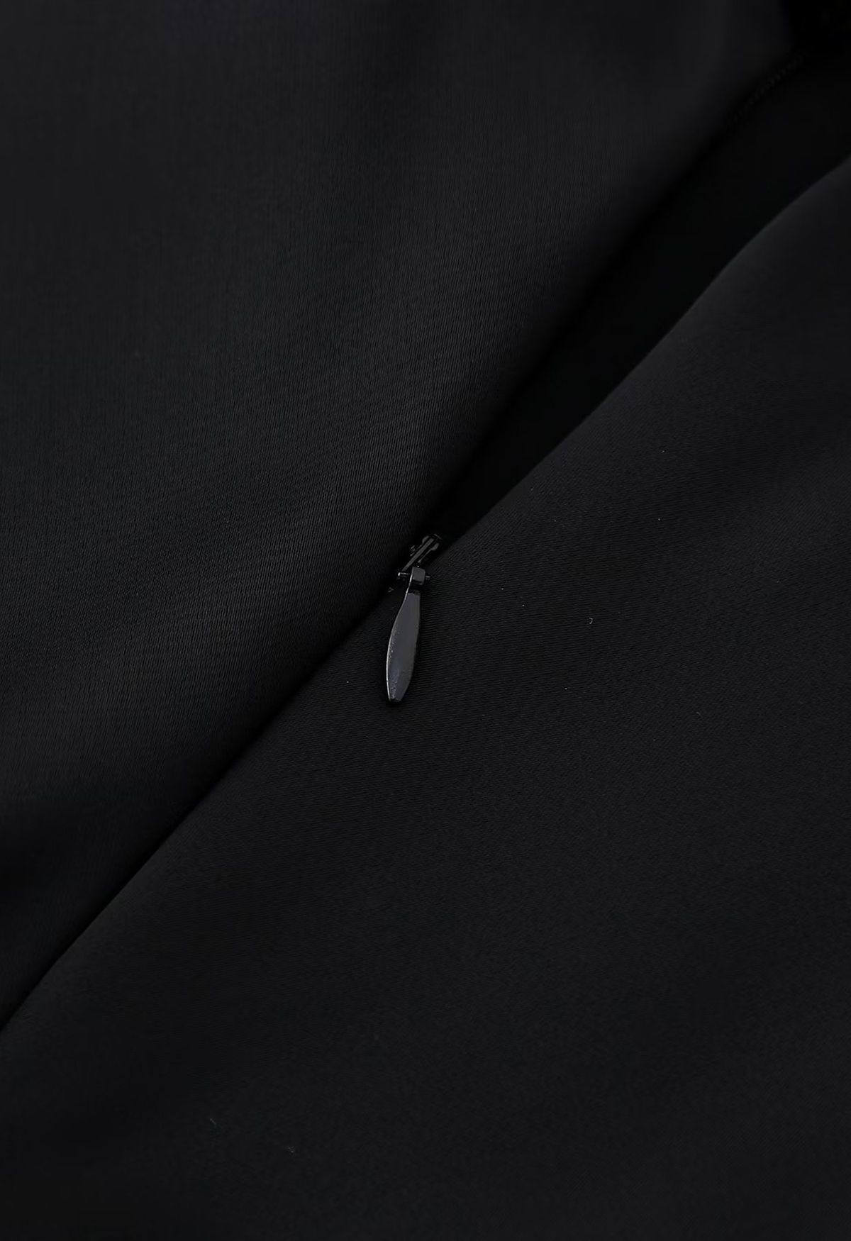 Vestido camisero de satén con adorno de lentejuelas en negro