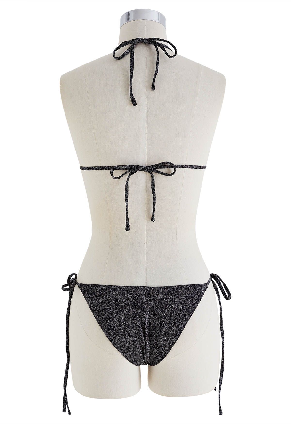 Deslumbrante conjunto de bikini con cordón metálico en negro