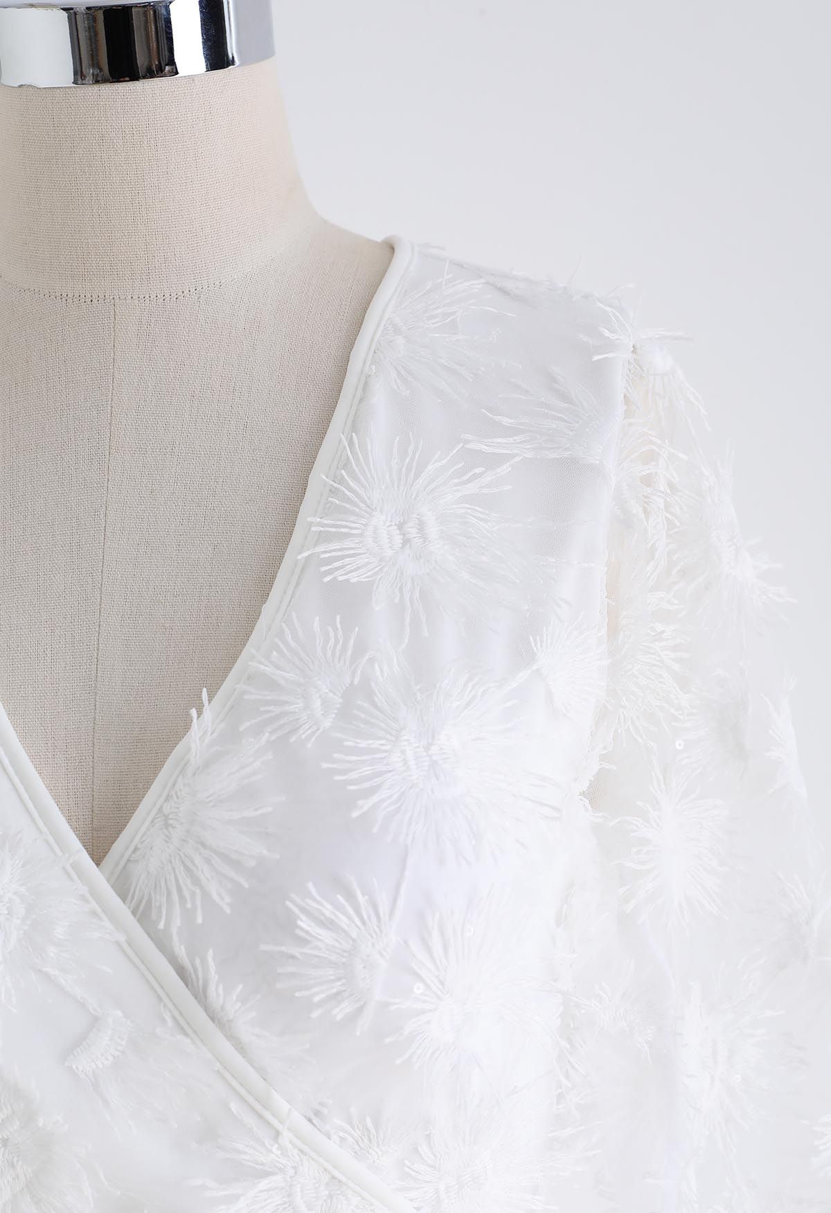 Conjunto de traje de baño y pareo con mangas transparentes y borlas florales