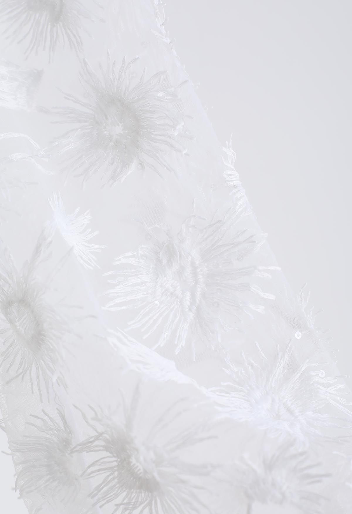 Conjunto de traje de baño y pareo con mangas transparentes y borlas florales
