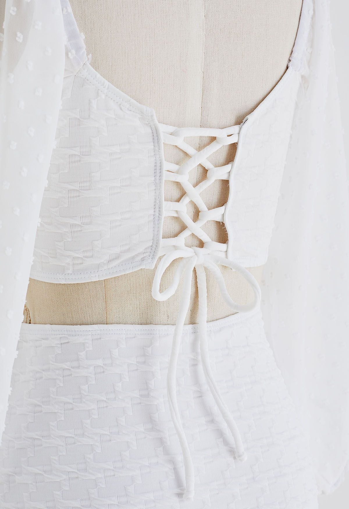 Conjunto de bikini con mangas semitransparentes en blanco puro