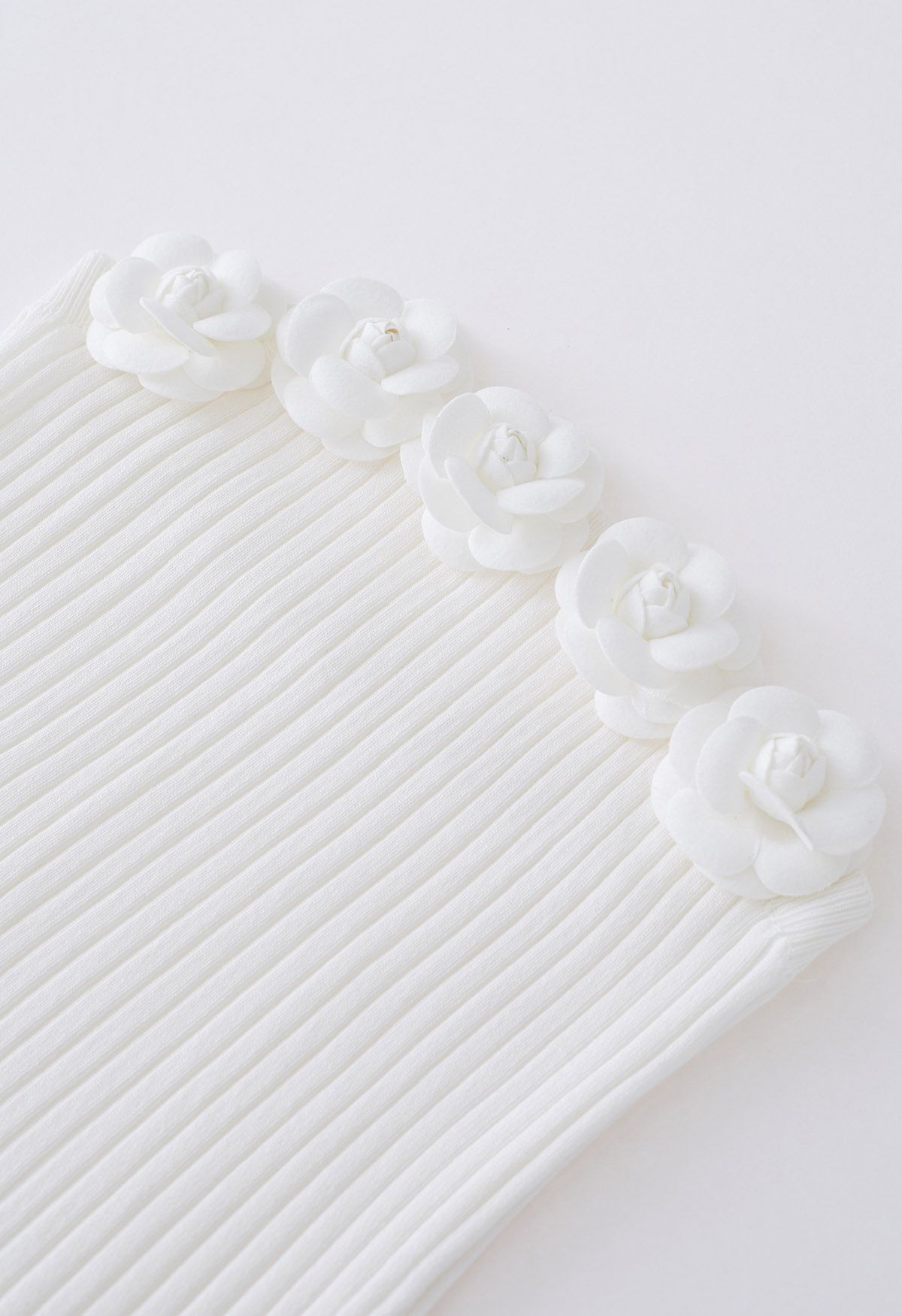 Top de tubo elástico floral 3D en blanco