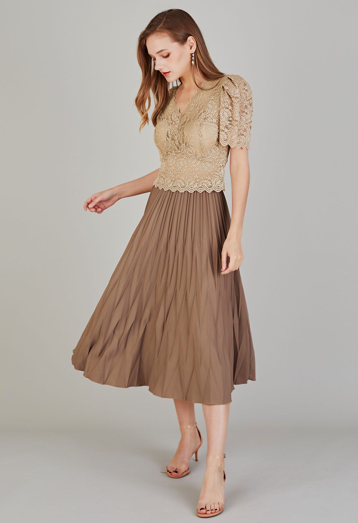 Falda midi plisada irregular en marrón