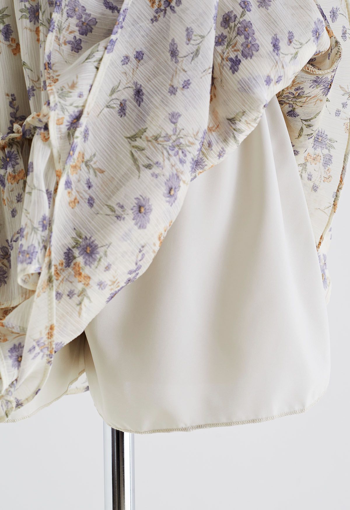 Conjunto de top de gasa con volantes y minifalda pantalón a capas en crema floral