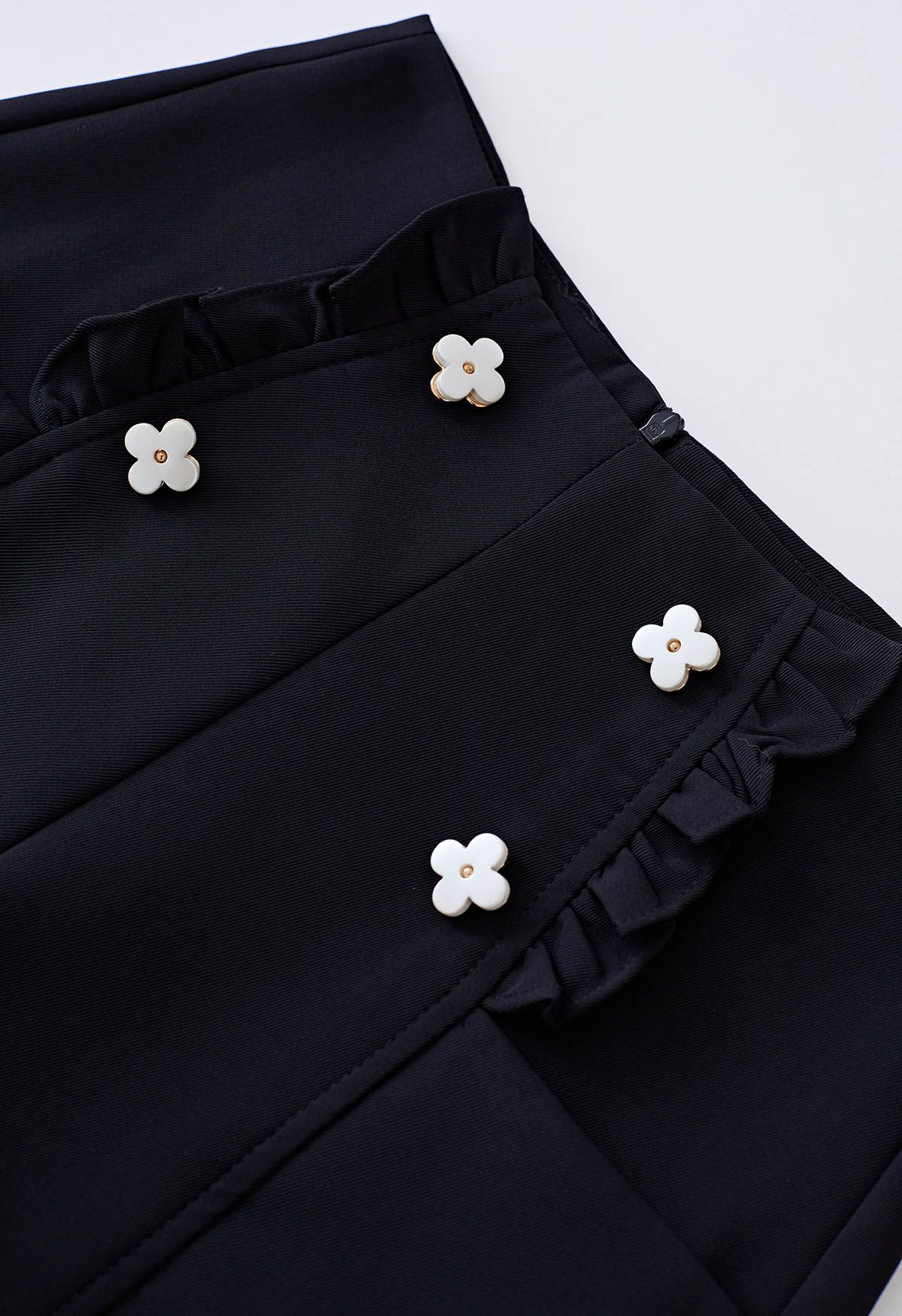 Adorables pantalones cortos con ribete de volantes de flores en negro