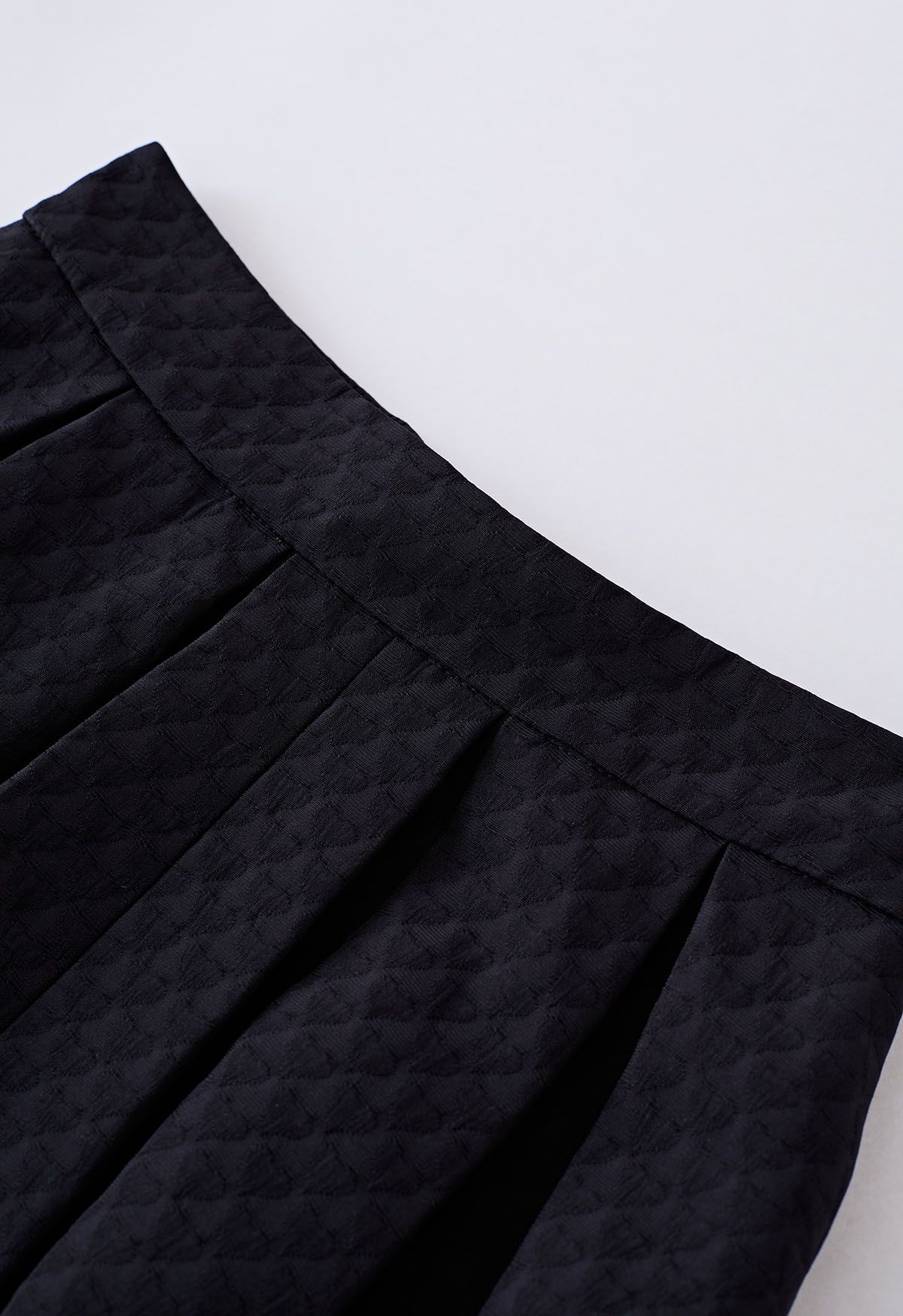 Falda midi plisada con textura de corazón en relieve en negro