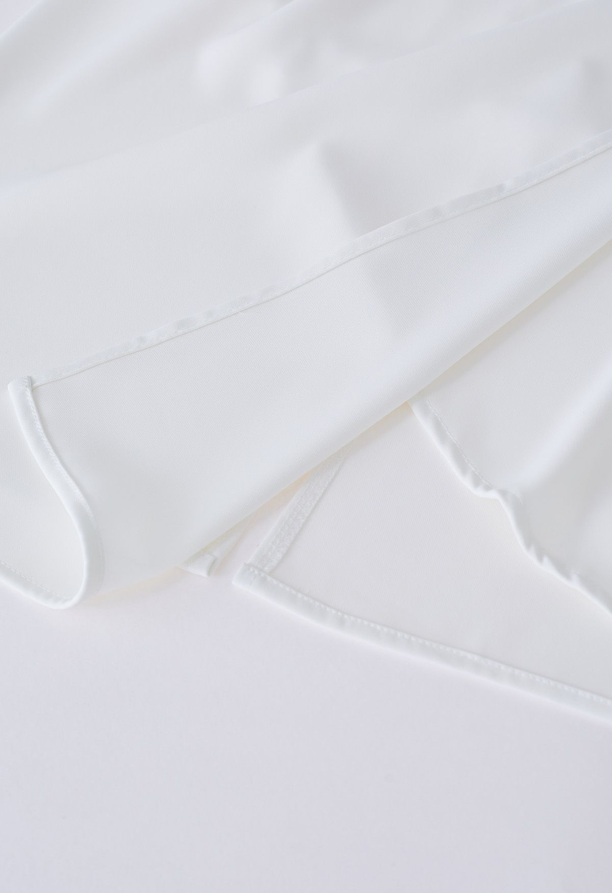 Falda midi con solapa plisada lateral en blanco