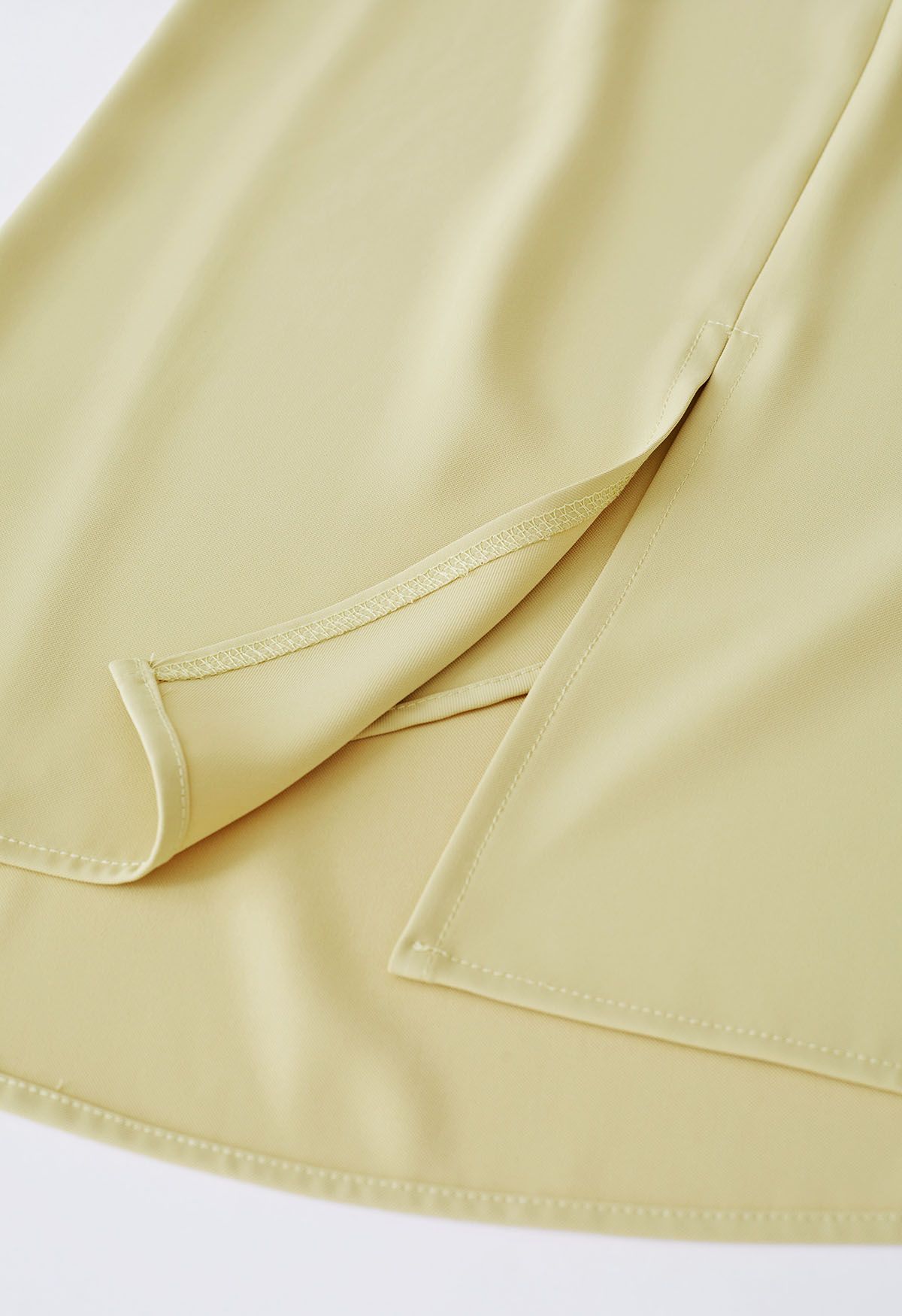 Falda midi con solapa plisada lateral en amarillo