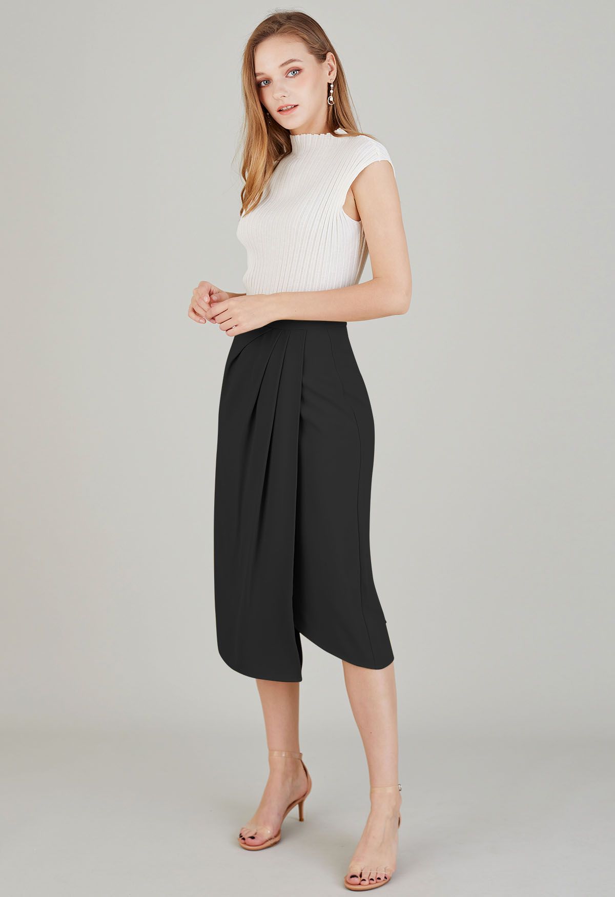 Falda midi con solapa plisada lateral en negro